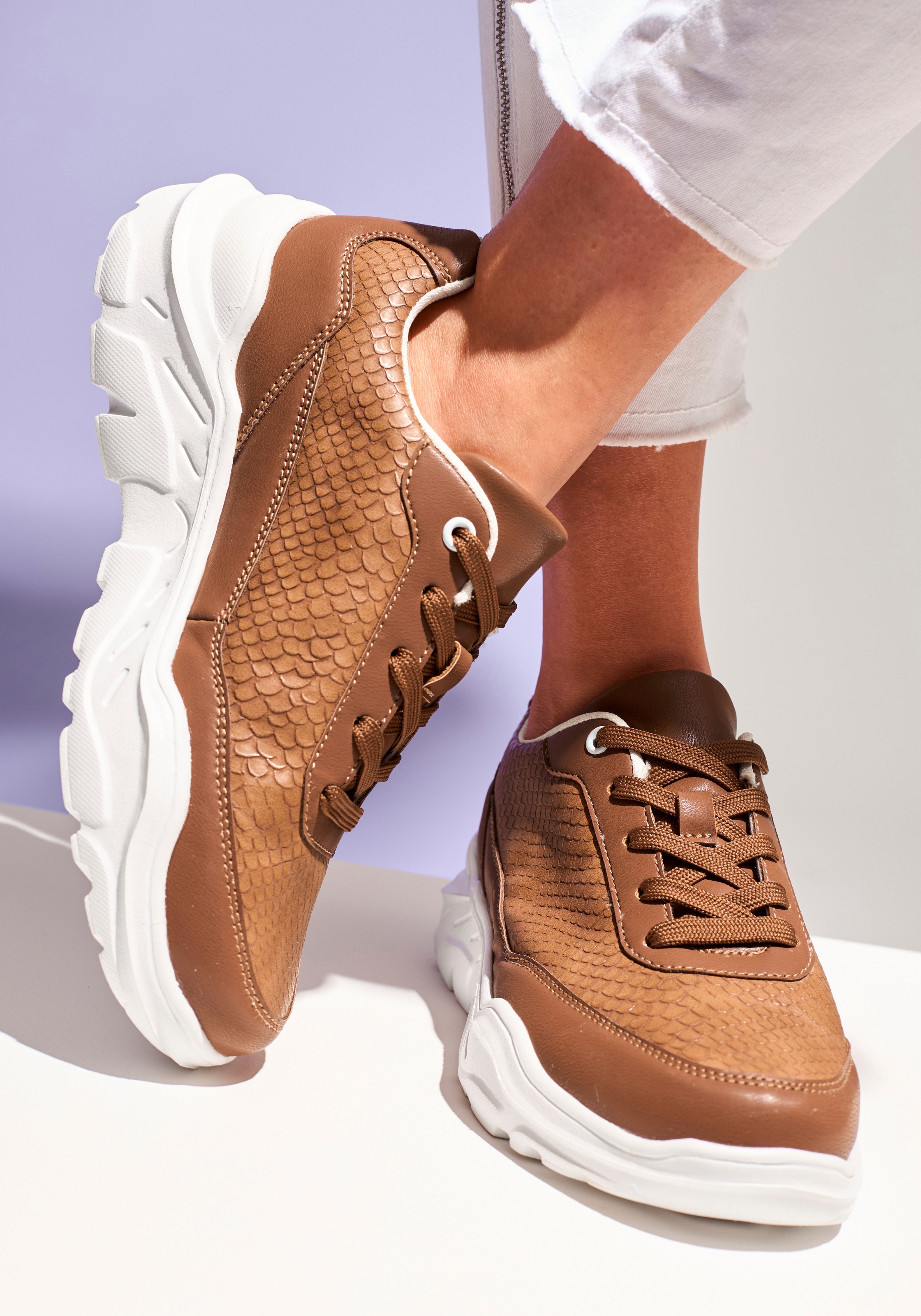 LASCANA Sneaker, Halbschuh, Sportschuh, leichte Chunky Sohle VEGAN günstig online kaufen