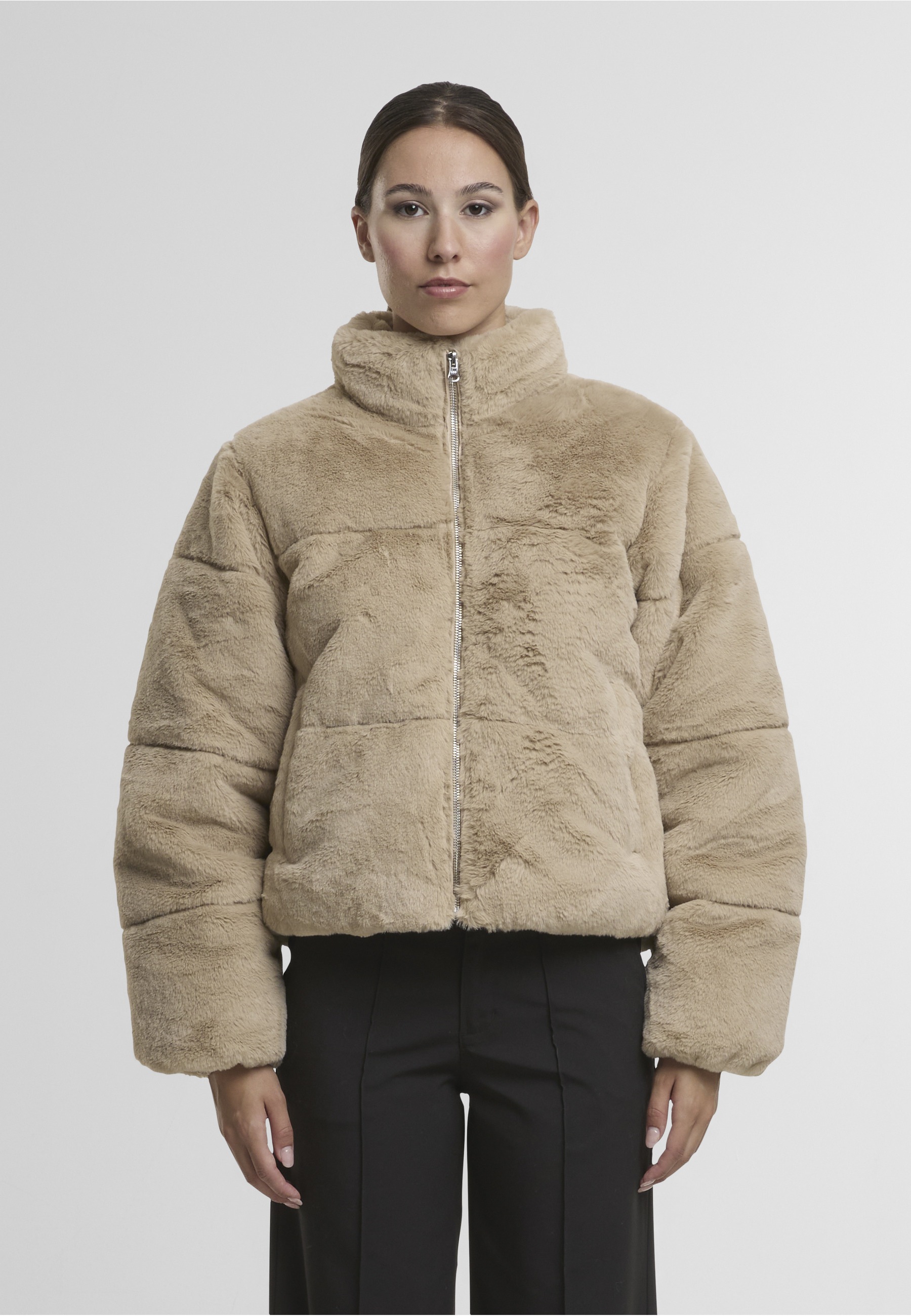 URBAN CLASSICS Winterjacke »Urban Classics Ladies Short Faux Fur Puffer Jacket« 1 Stk. tlg. ohne Kapuze