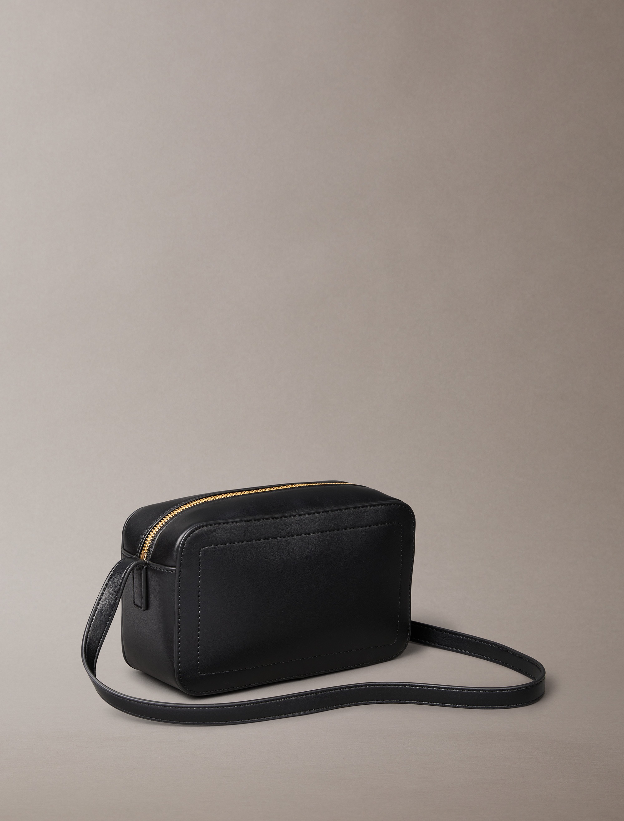 Calvin Klein Mini Bag »RAISED CK CAMERA BAG«, kleine Damen-Umhängetasche, Schultertasche, Kamerabag mit CK-Logo