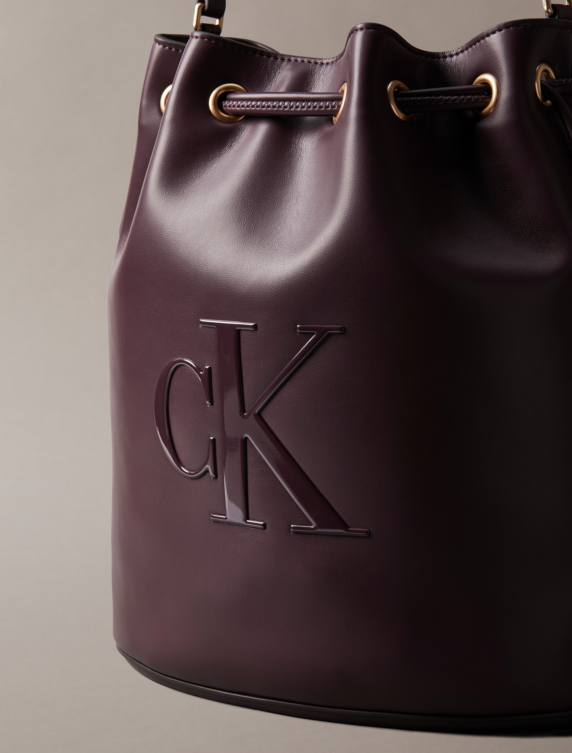 Calvin Klein Beuteltasche »RAISED CK LARGE BUCKET BAG«, Henkeltasche, Damen Handtasche mit großem CK-Logo