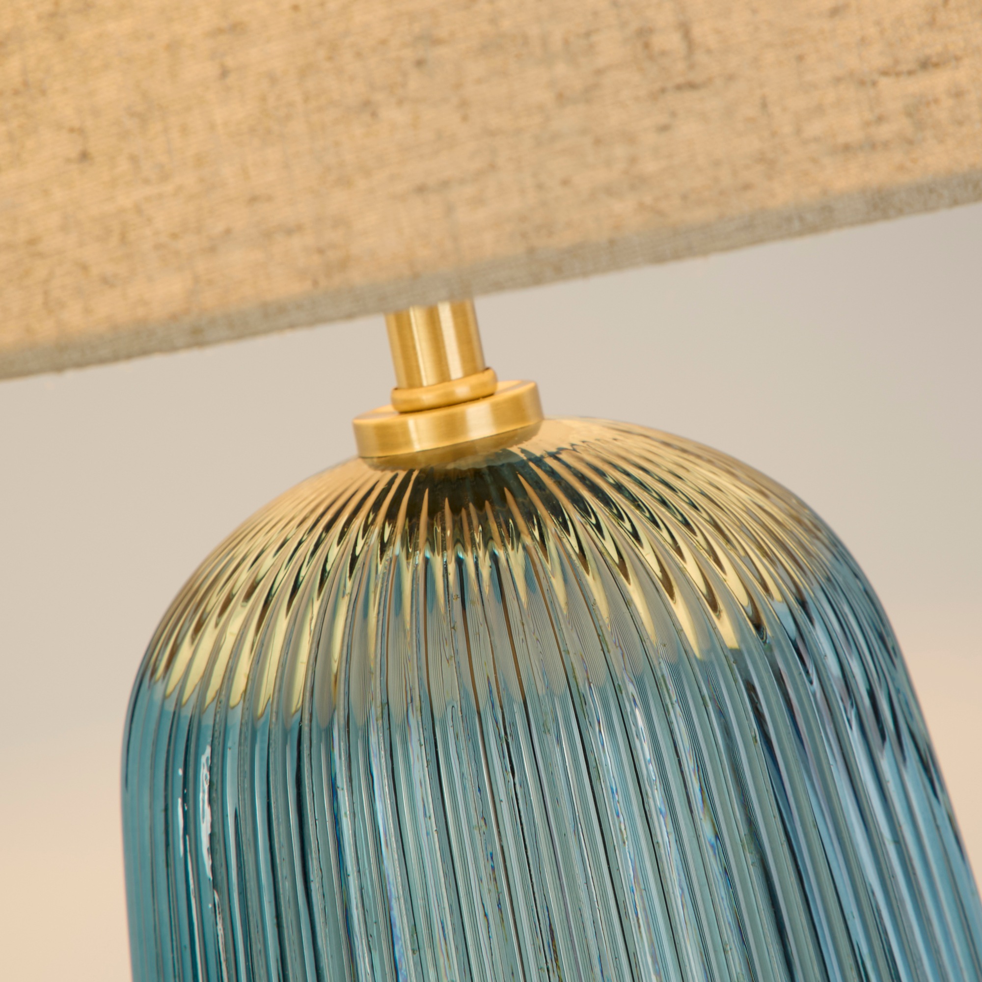 Searchlight Tischleuchte »Cameo 1Lt Table Lamp, Blue Glass with Natural Linen Shade« E27 1 Stk.