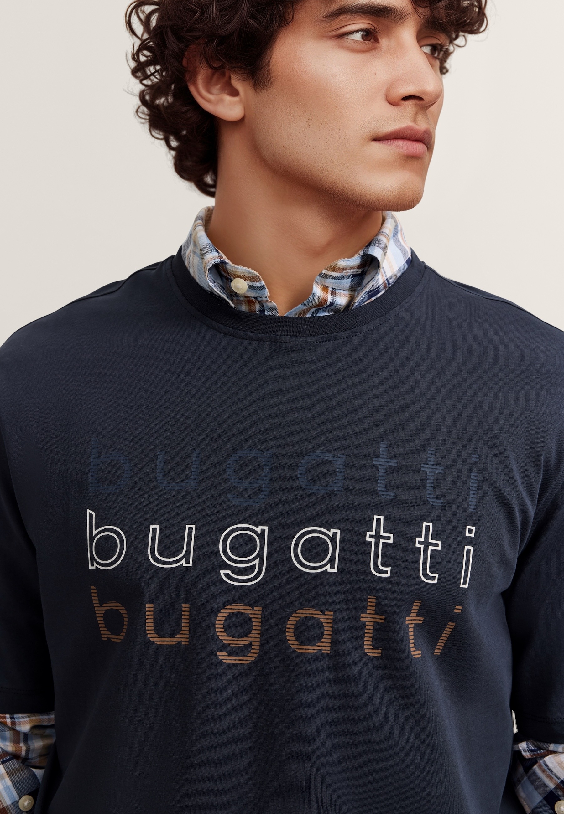 bugatti T-Shirt mit einem bugatti-Print