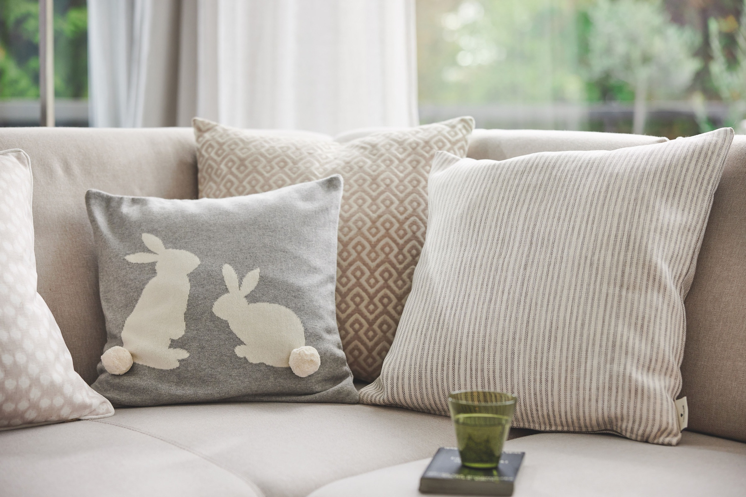 Kissenhülle "Bobble Rabbit" mit Bommelapplikation günstig online kaufen