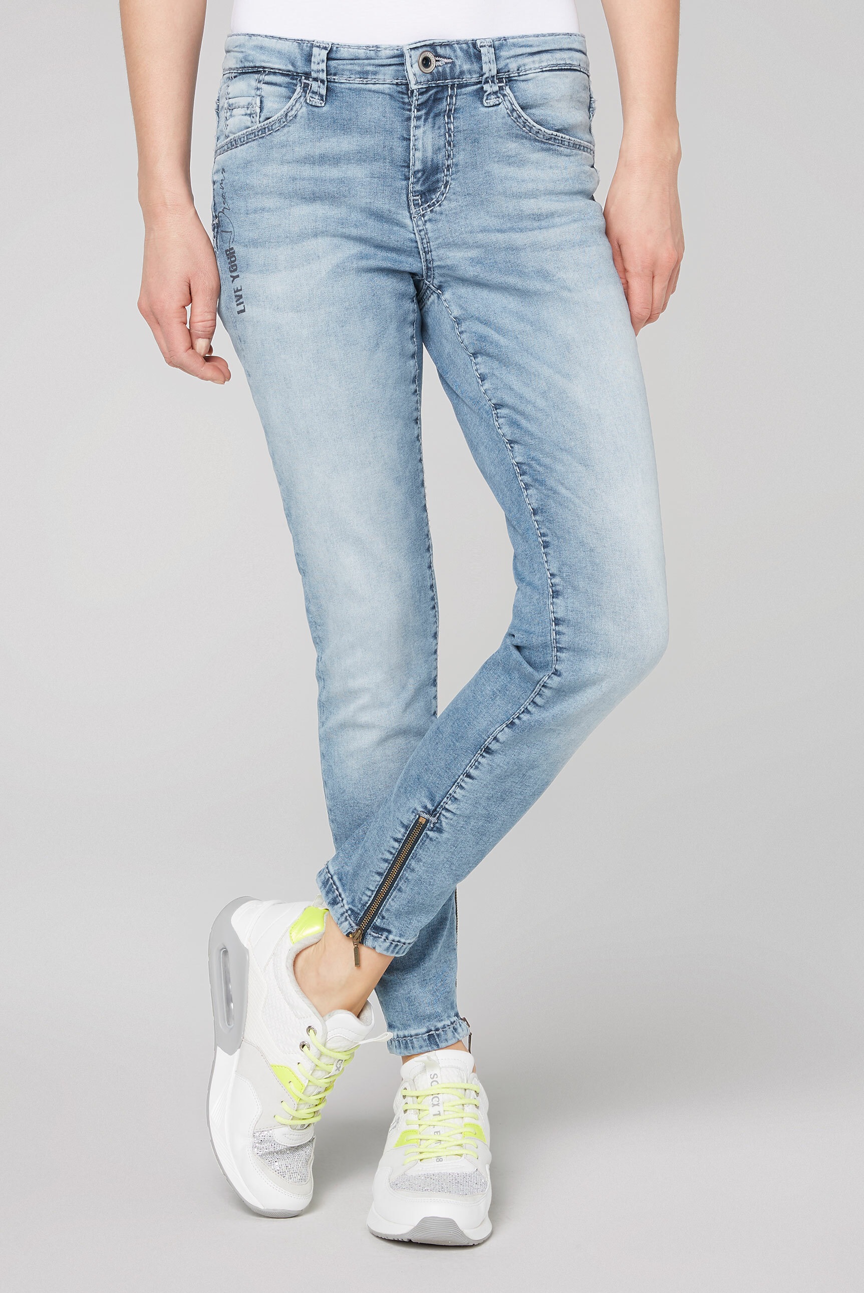 Jeans Mit Reissverschluss Am Bein