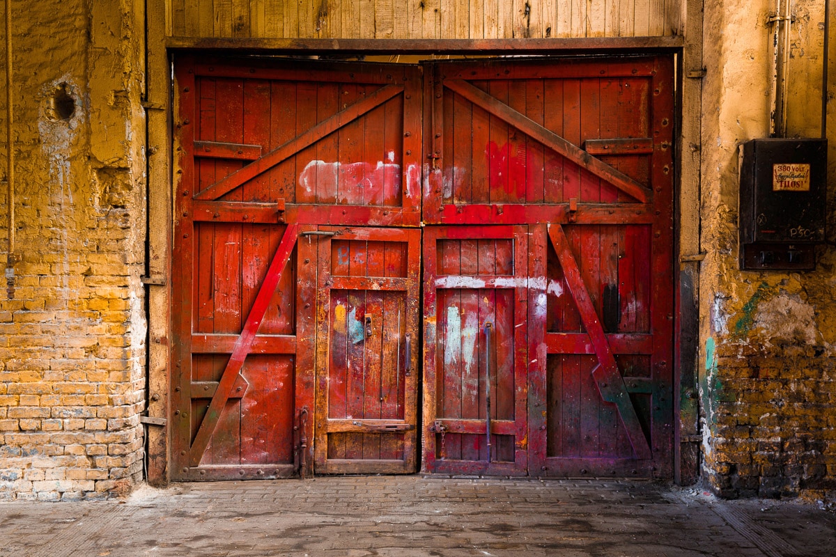 Papermoon Fototapete "Vintage rotes Holztor"