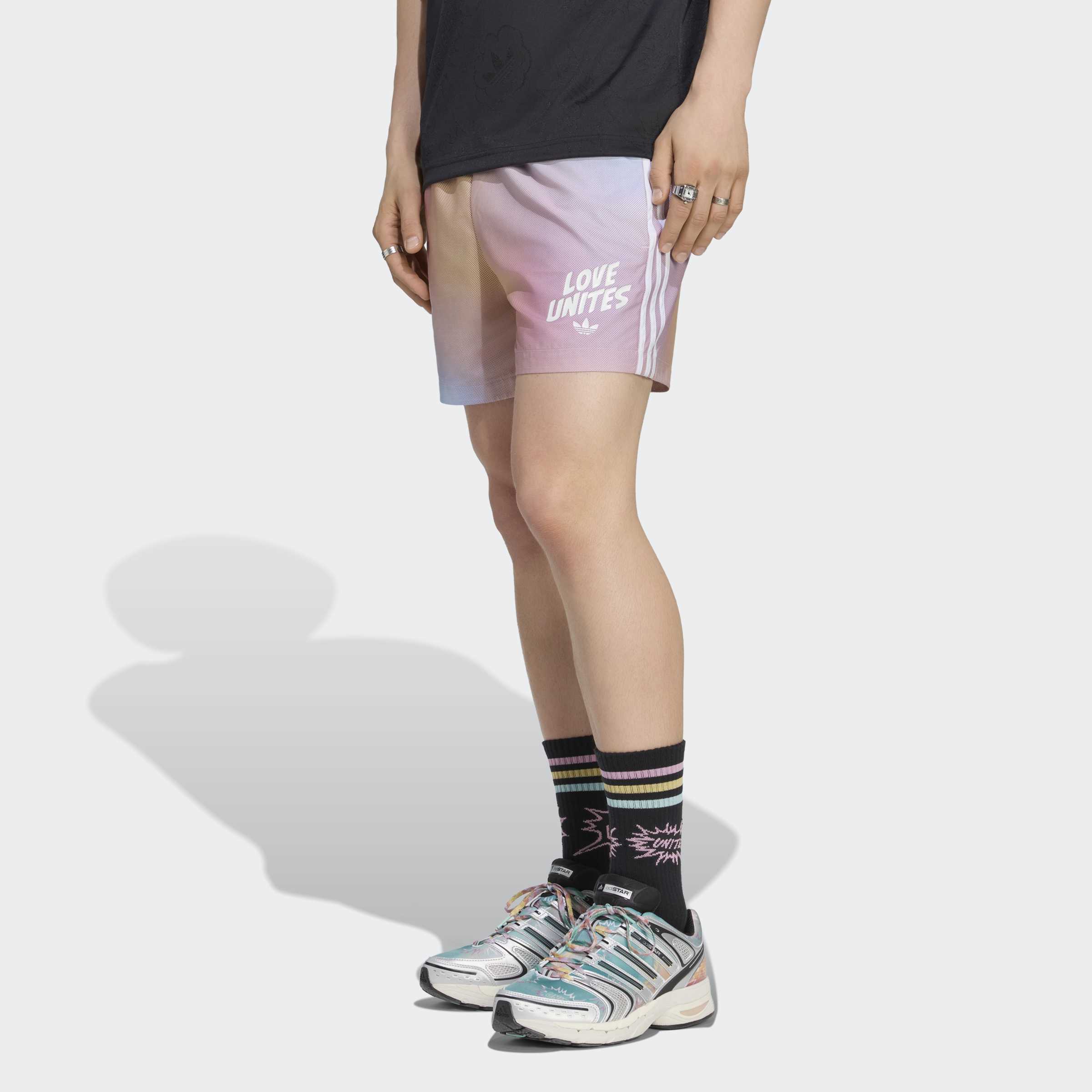 adidas Originals Shorts "PRIDE AOP" für Schwimmen und Sportmode, ohne Verschluss, normal-weite Passform