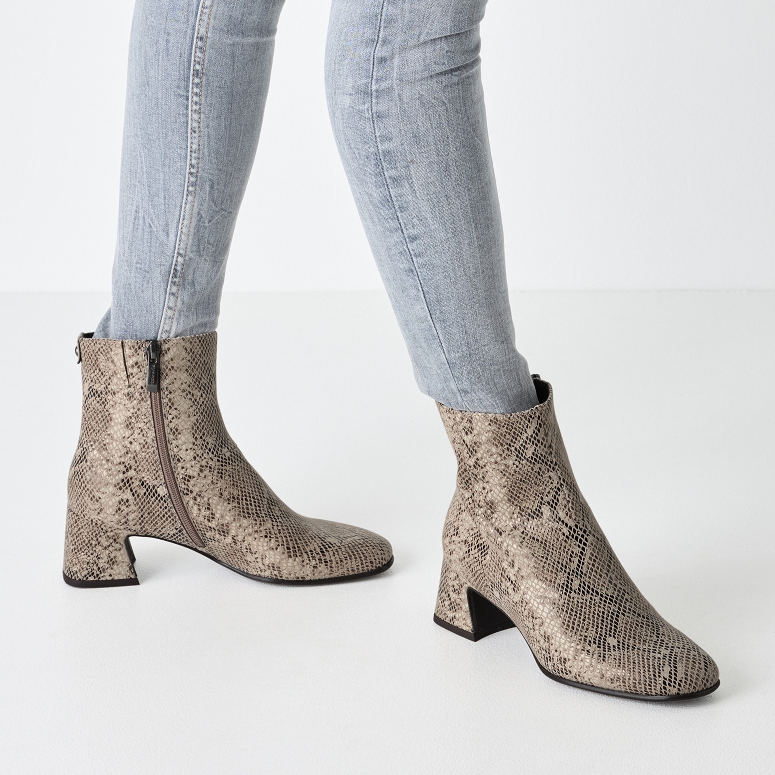 Tamaris Stiefelette, Blockabsatz, Partystiefelette in cooler und angesagter Snake-Optik
