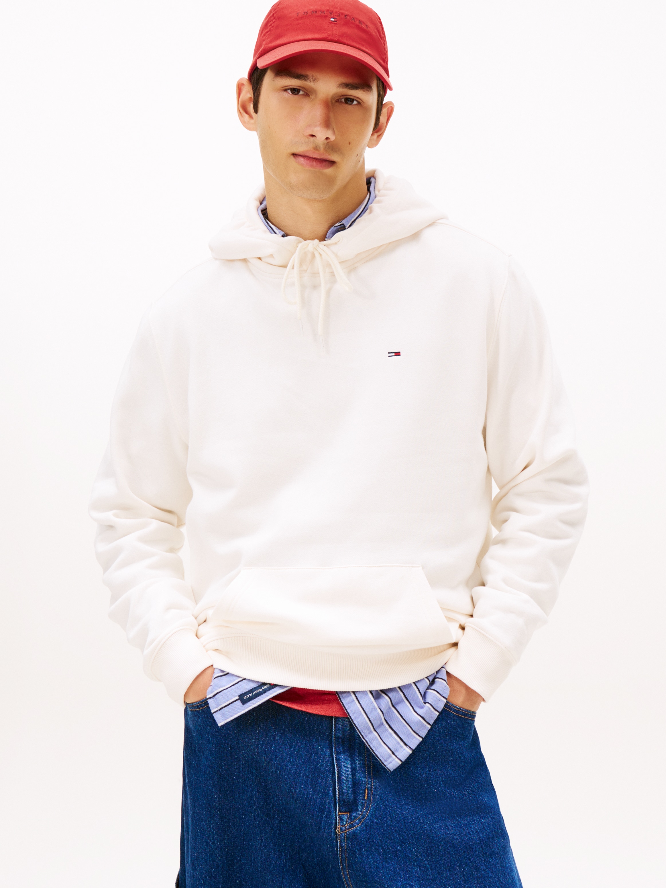 Tommy Jeans »TJM REGULAR FLAG«, mit bestickten Markenlogo auf Brusthöhe

