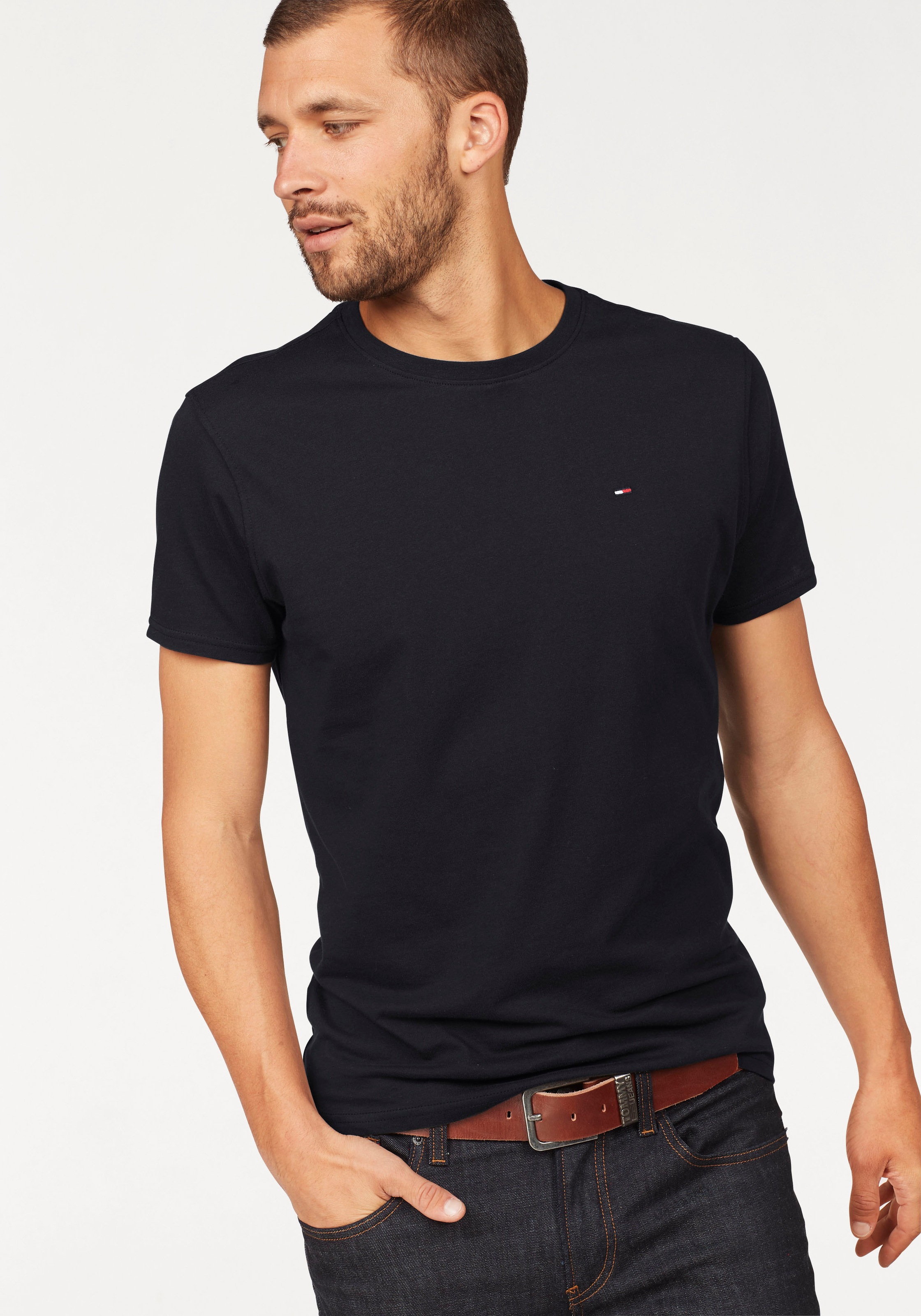 Tommy Jeans "TJM ESSENTIAL SOLID TEE" mit Rundhalsausschnitt und dezenter L günstig online kaufen