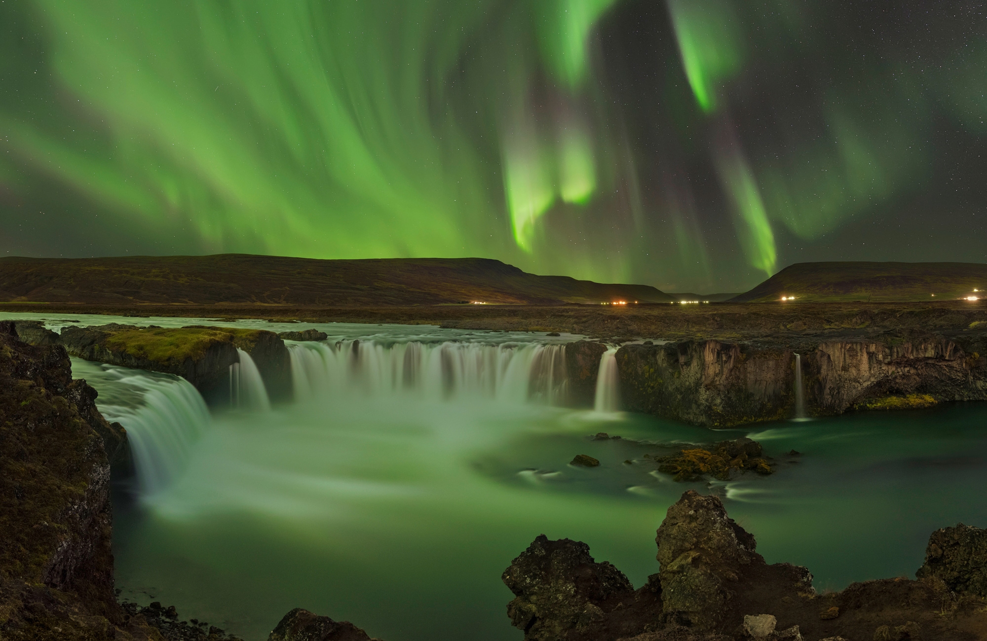 Papermoon Fototapete "Photo-Art JAN SMID MASTER, WASSERFALL DER GÖTTER NORDLICHT"