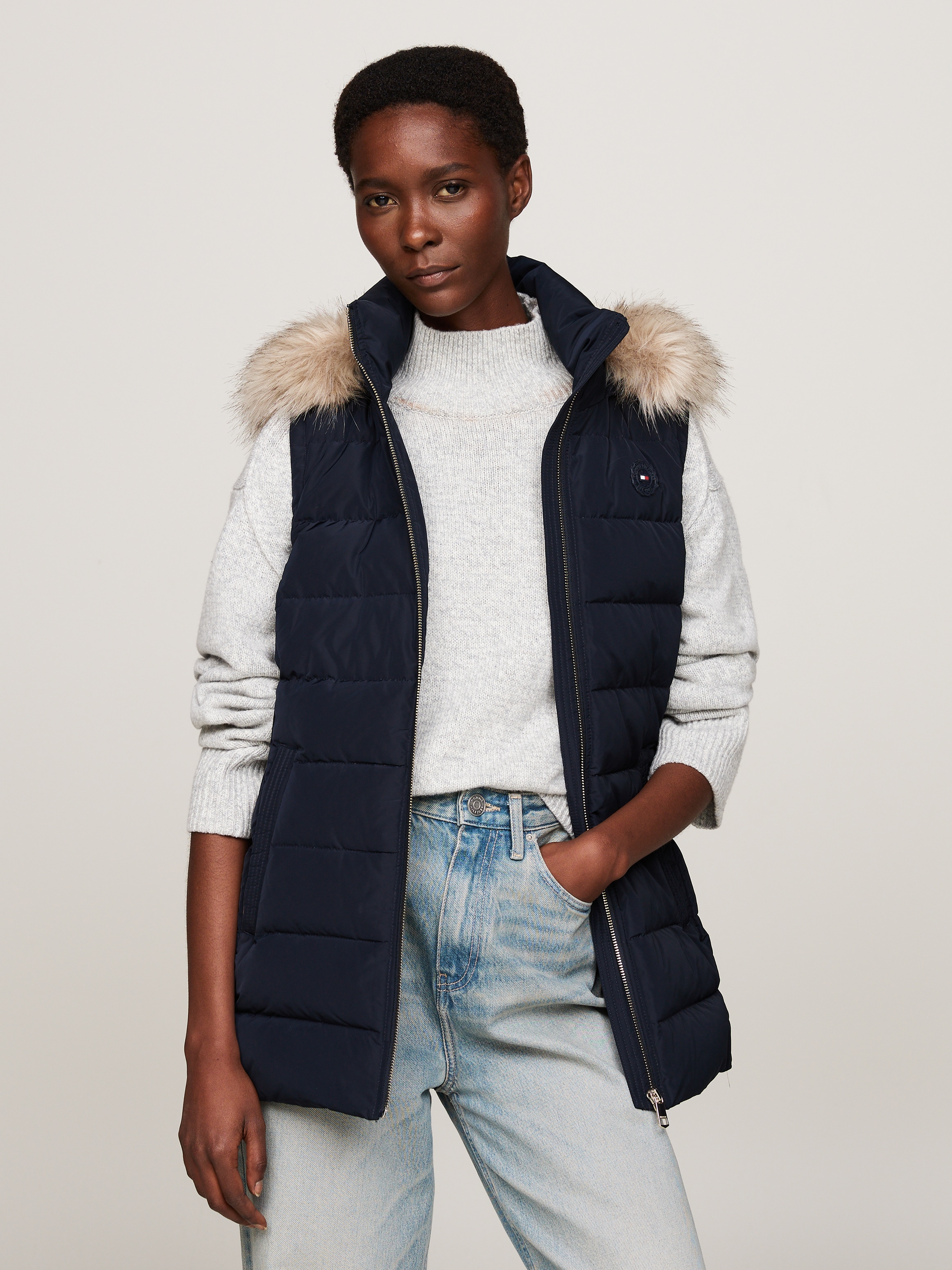 Tommy Hilfiger Steppweste »HERITAGE DOWN TYRA VEST WITH FUR«, mit Logopatch