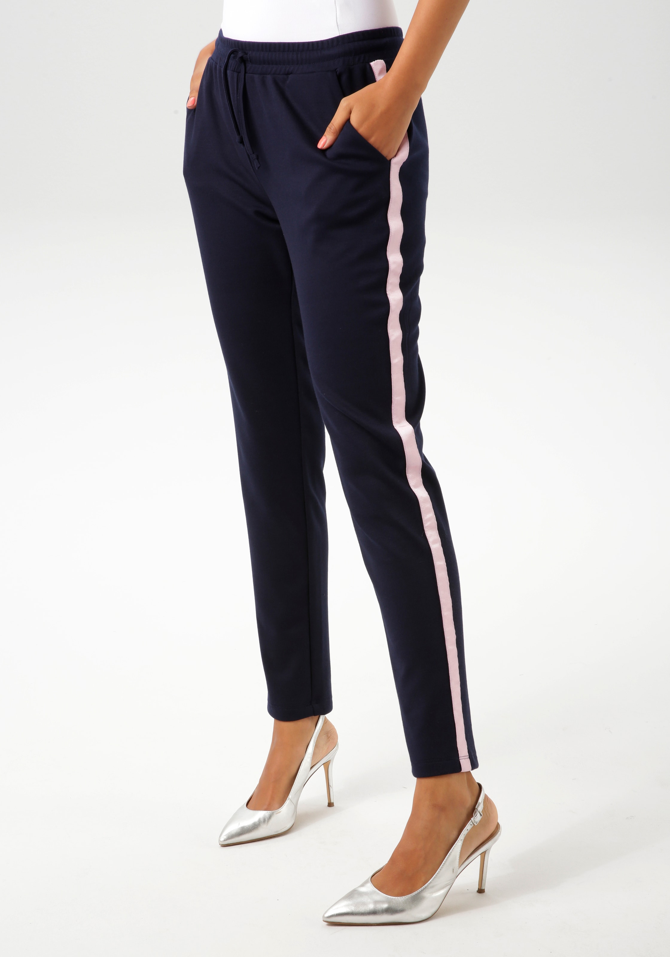 Aniston CASUAL Schlupfhose, mit rosafarbenem Tape an den Seitennähten günstig online kaufen