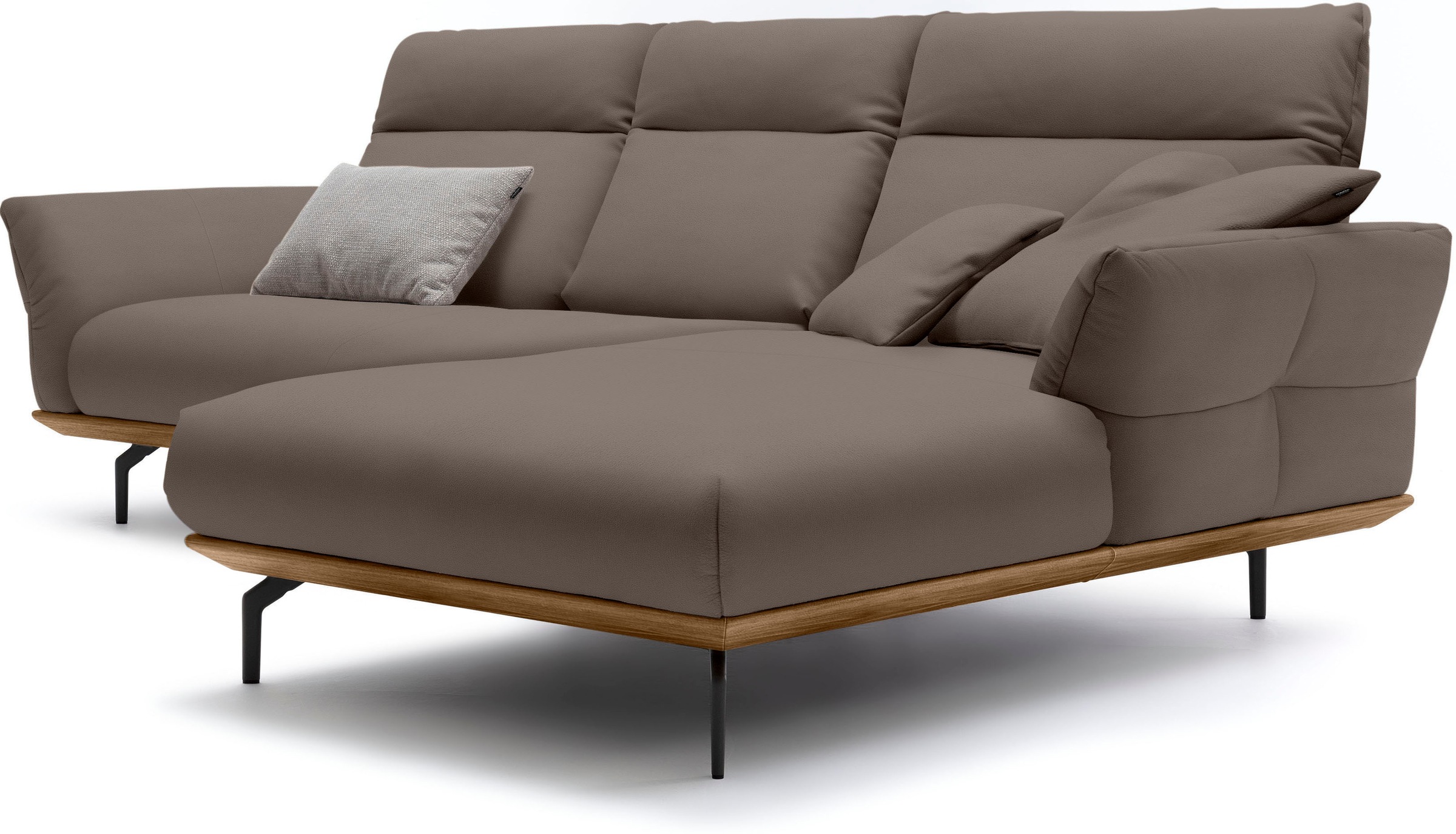 Creation BY ROLF BENZ Ecksofa »CR.460«, Sockel in Nussbaum, Winkelfüße in Umbragrau, Breite 298 cm