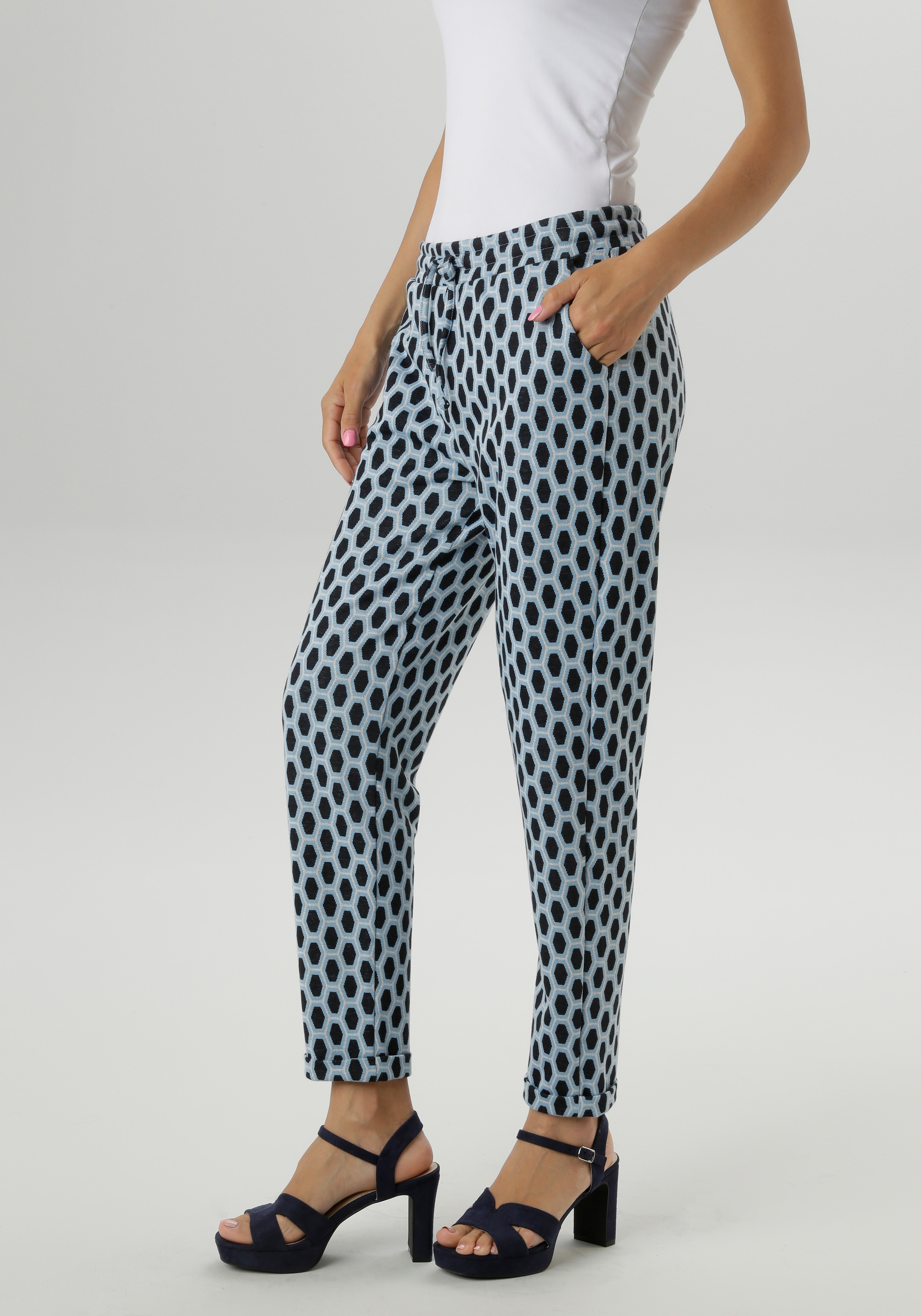 Aniston SELECTED Schlupfhose, mit Allover-Muster in geometrischer Wabenopti günstig online kaufen