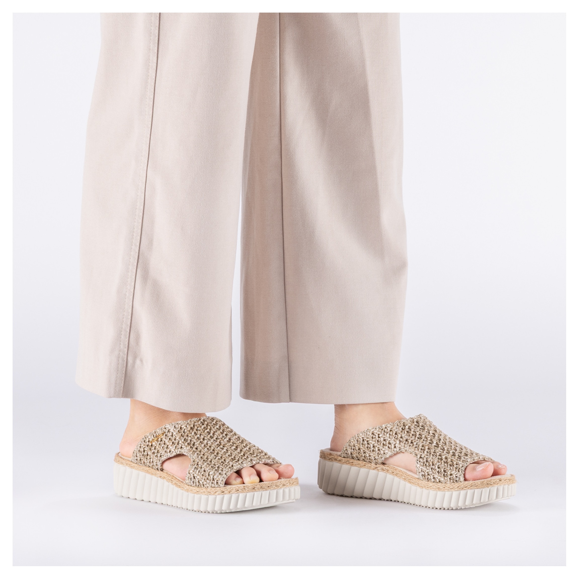 Rieker Pantolette  Sommerschuh, Strandschuh, Keilpantolette mit Bastumrahmung