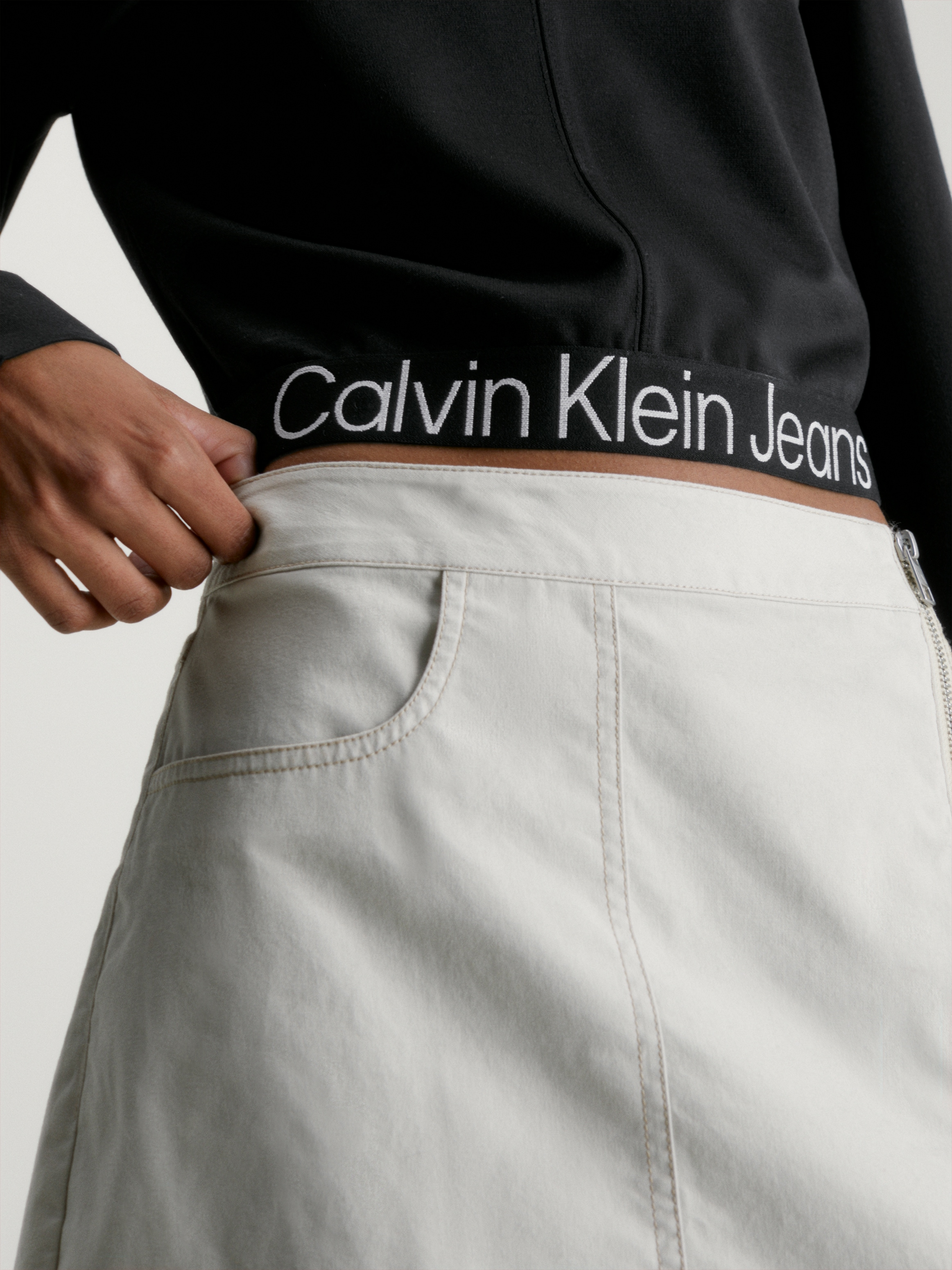 Calvin KLEIN Džinsai Marškinėliai su gobtuvu »TAPE MILANO Bliuzonas su Logoschriftzug