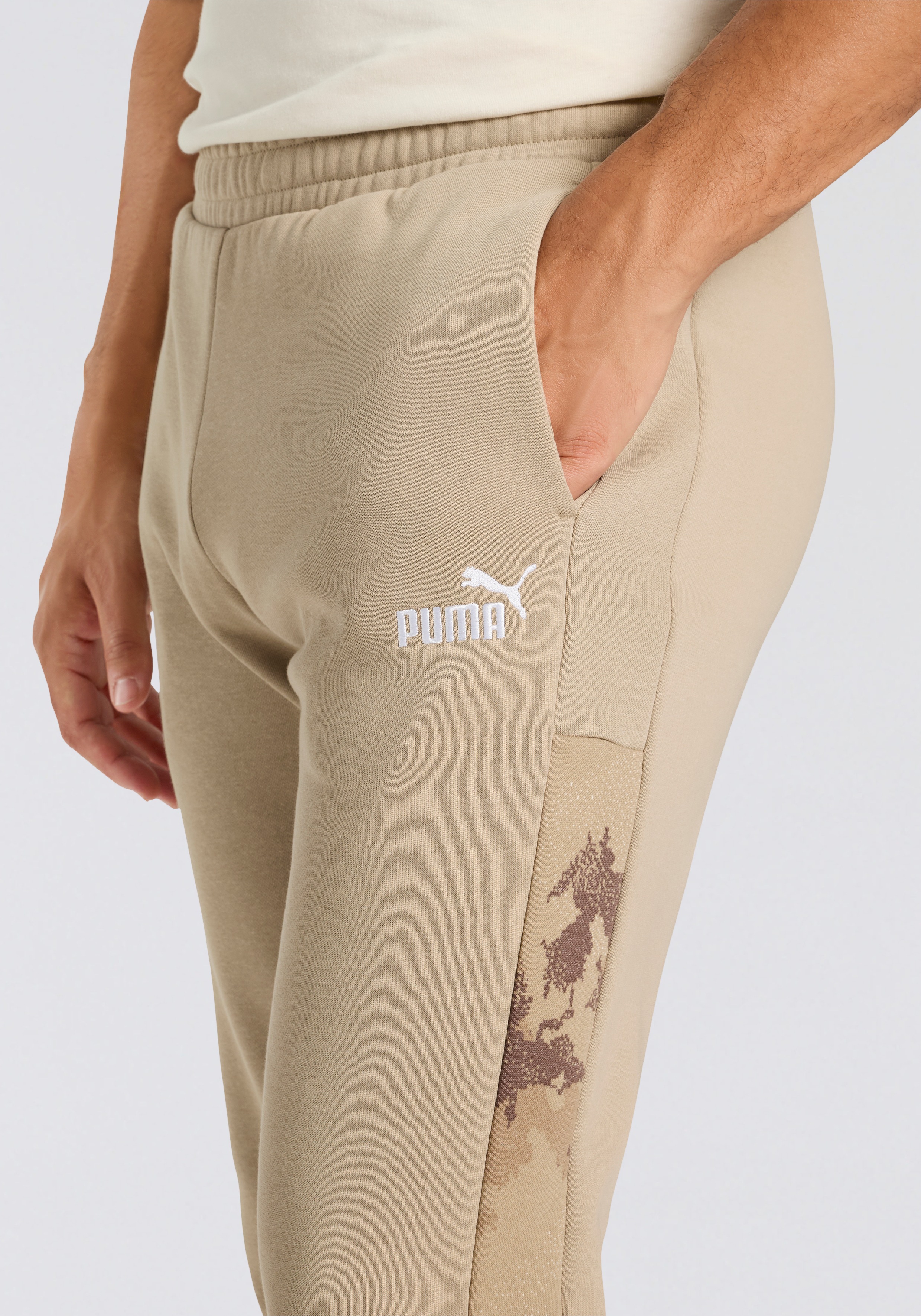 Thumbnail - PUMA Trainingshose "ESS CAMO SWEATPANTS FL CL" für entspannte Tage und vielseitige Aktivitäten, mit Eingrifftaschen