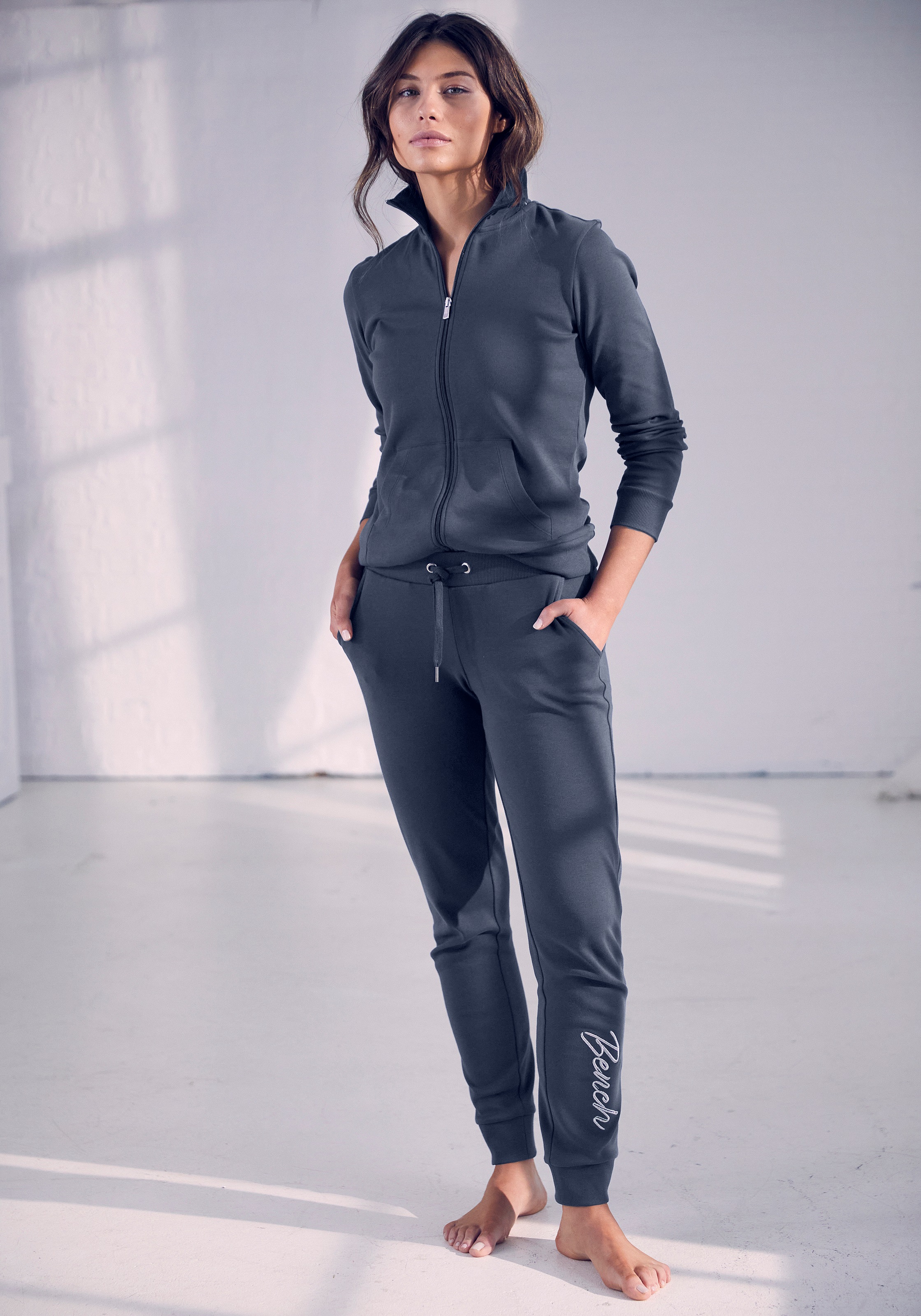 Bench. Loungewear Sweatjacke, mit Logostickerei am Stehkragen, Loungewear, Loungeanzug