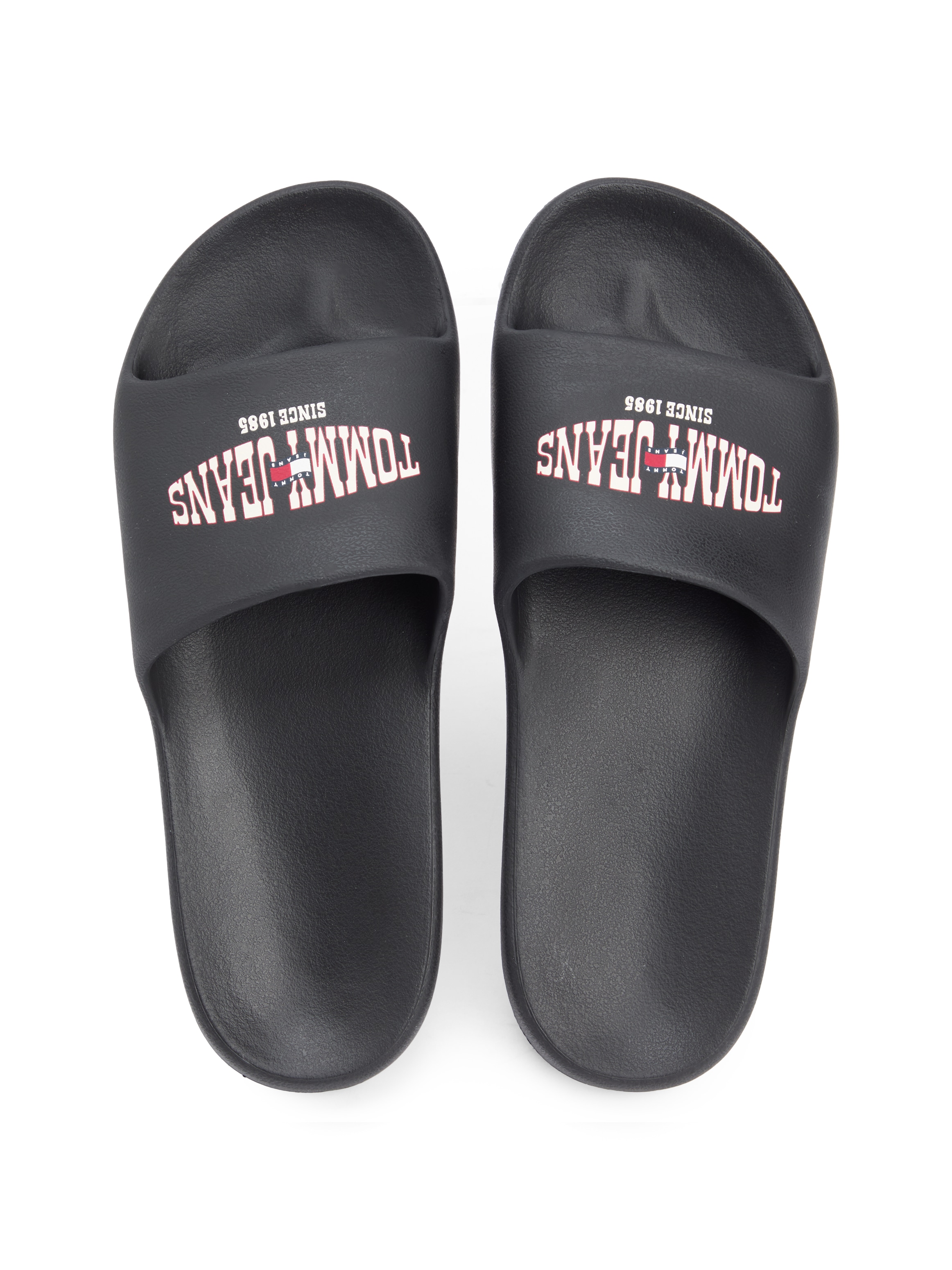 Tommy Jeans Pantolette »TJM INJECTED SANDAL«  Sommerschuh, Strandschuh, Flat mit Logoemblem - in schmaler Form