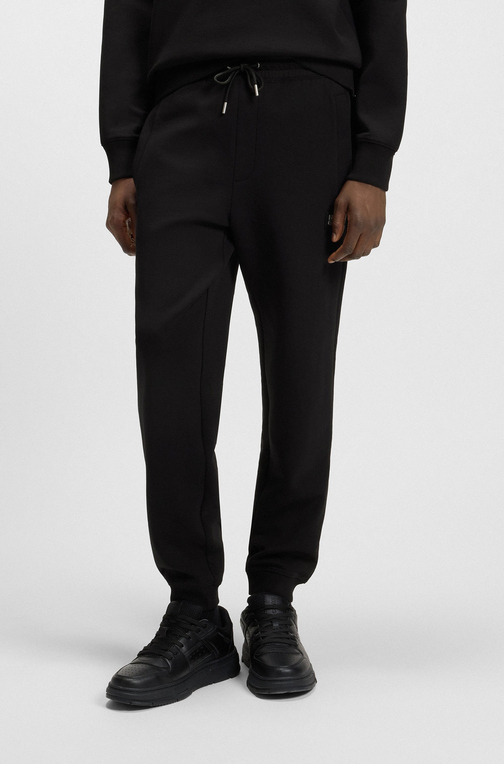 HUGO Sweathose "Dimacs Metal Logo" elastischer Bund mit Kordel, Relaxed Fit, Premium Interlock
