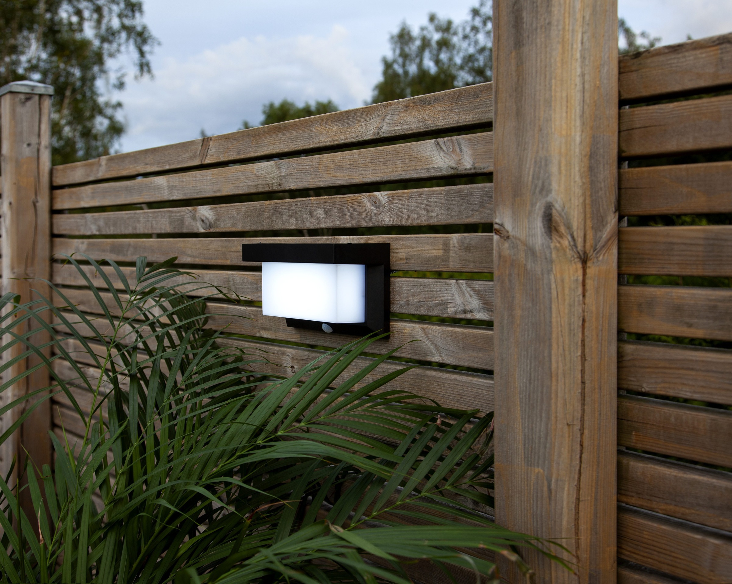 Parforce Traditional Hunting LED Solarleuchte »Solar-Wandleuchte Valla« LED-Board 1 Stk. Neutralweiß 3 Schaltmodi, bis zu 800 lm, stetig mit 200 lm, PIR-Sensor