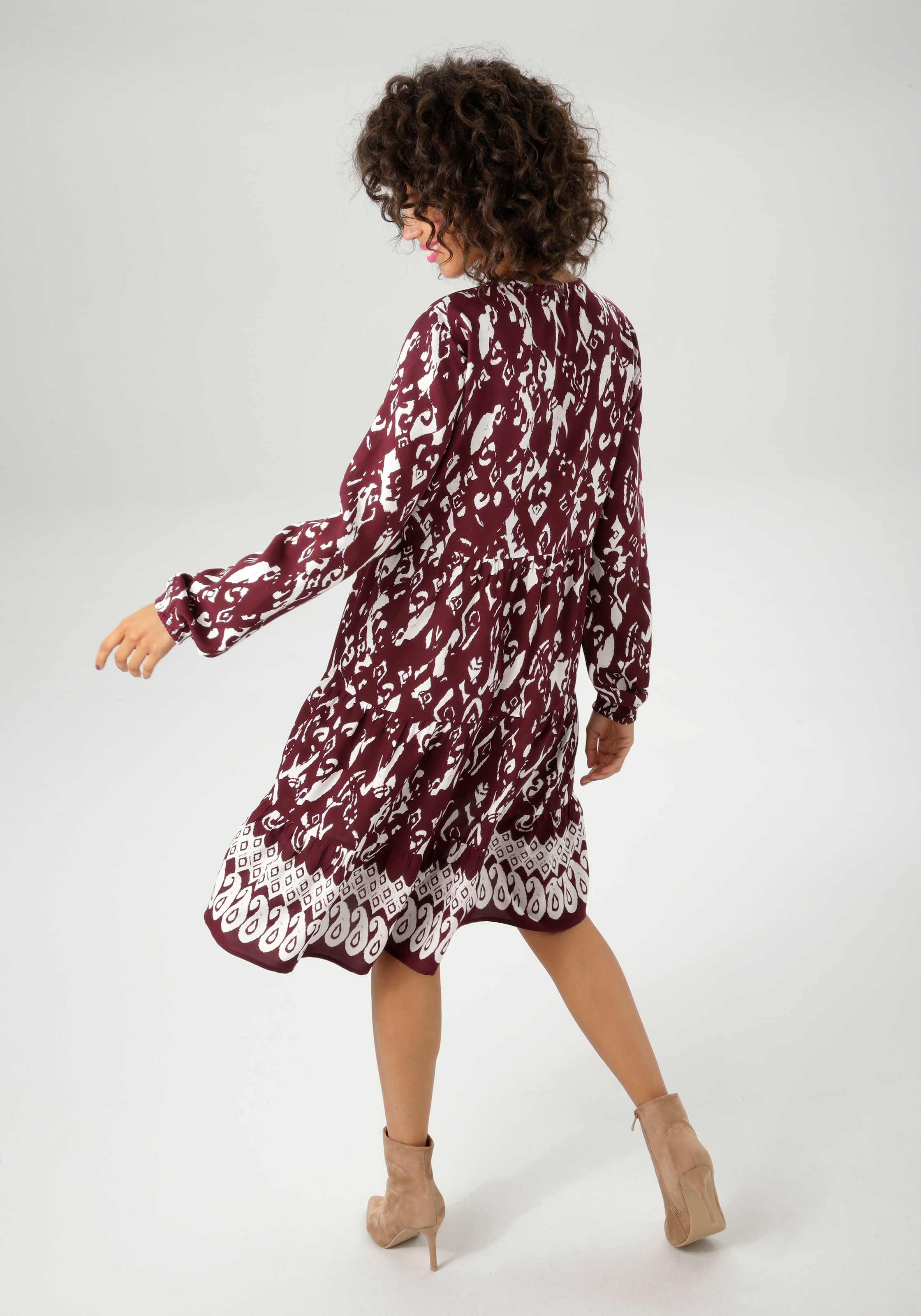 Aniston CASUAL Tunikakleid, mit kunstvollem Druck und Bordüre am Saum - NEUE KOLLEKTION