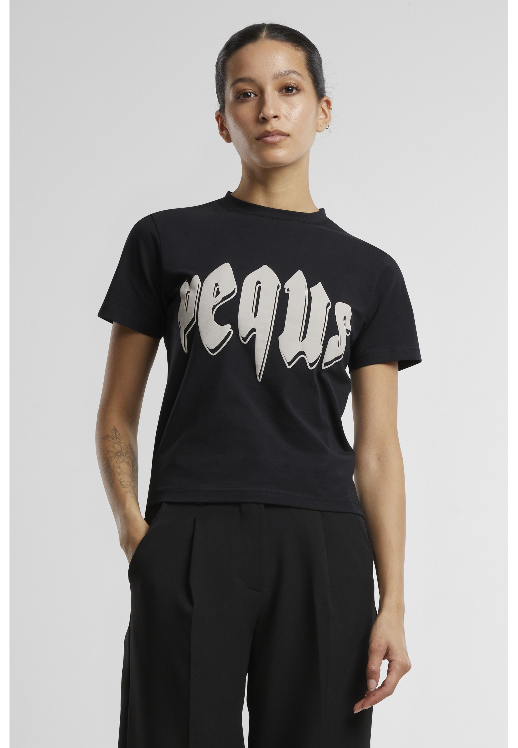 PEQUS T-Shirt »PEQUS PEQUS Fitted Outlined Mythic Logo T-shirt« 1 Stk.
