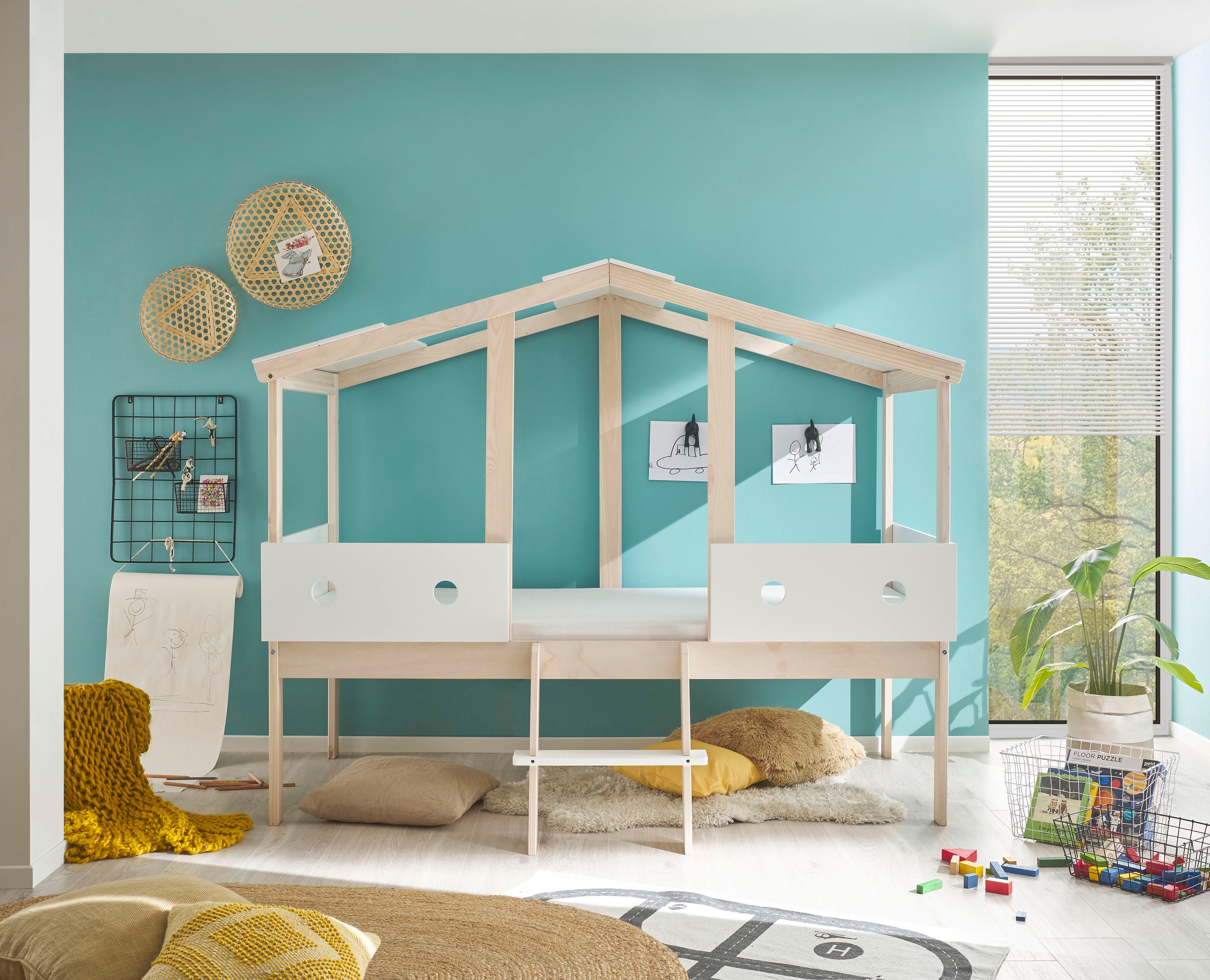 Begabino Hausbett »Cortino Bett, Kinderbett mit Leiter auf Stelzen«, mit Dachgestell und runden Aussparungen in den Bettseiten