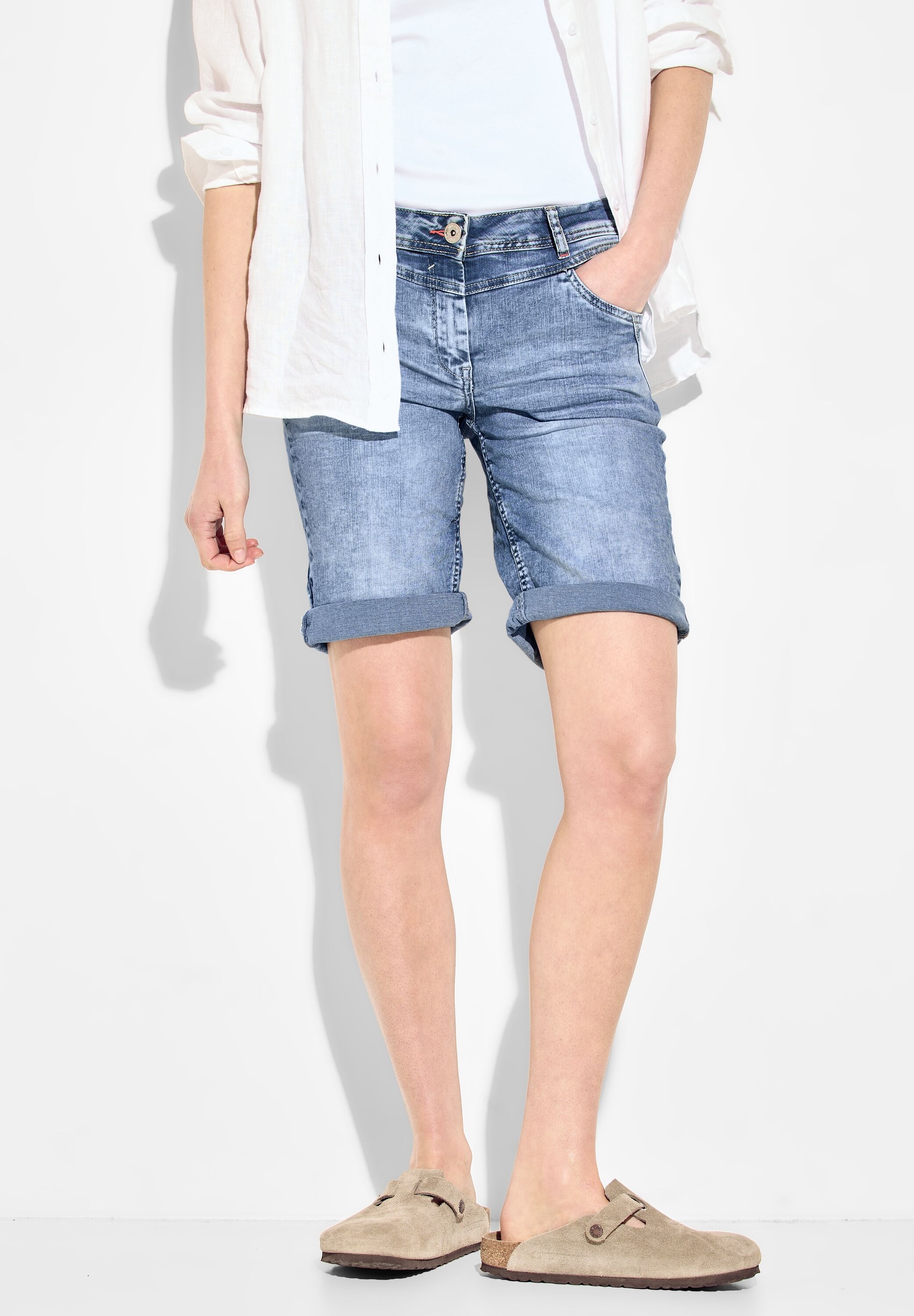 Shorts, in hellblauer used-Waschung