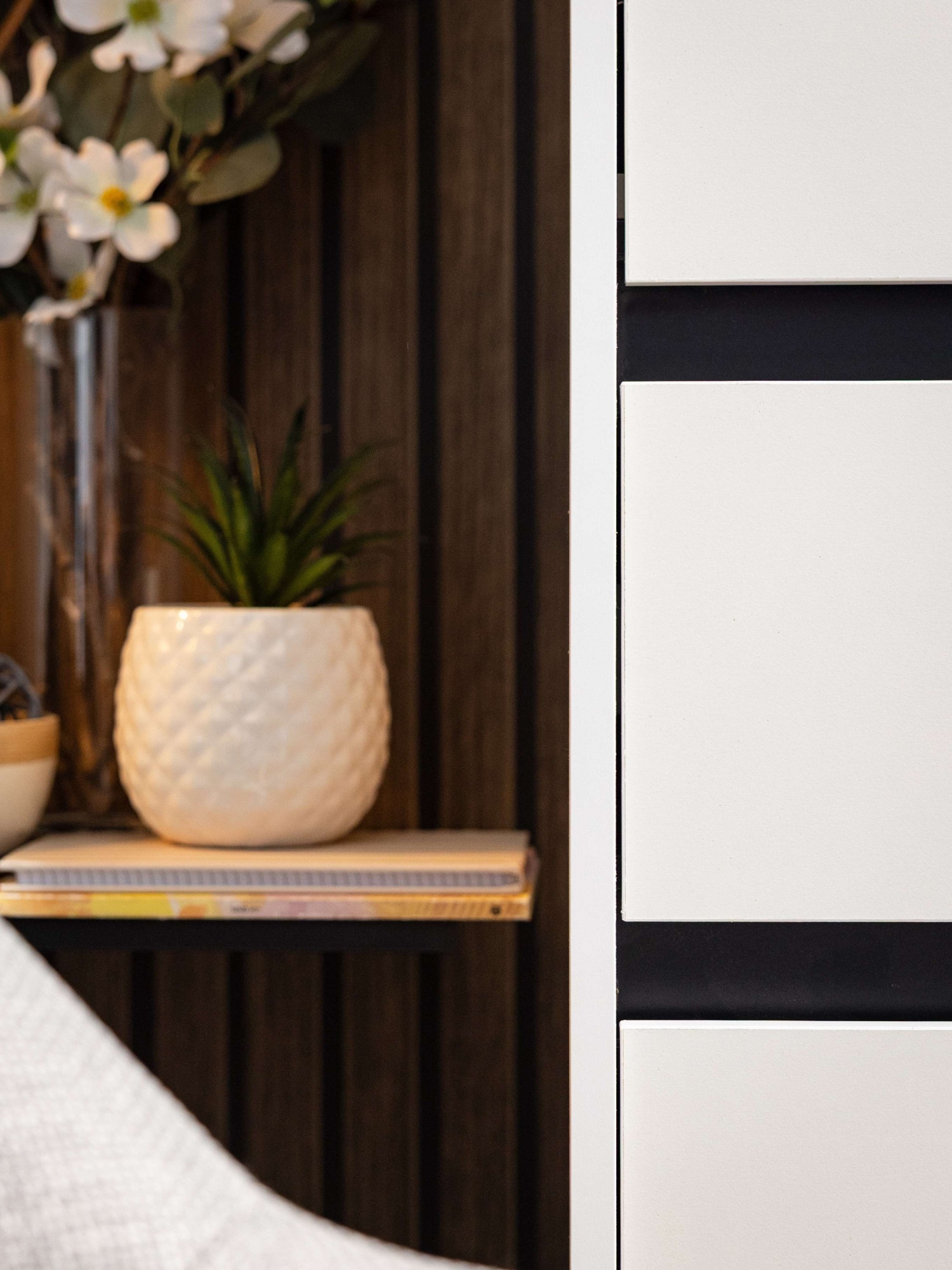 INOSIGN Kleiderschrank »Corbet Schlafzimmerschrank, Drehtürenschrank,  Wäscheschrank TOPSELLER« 93 cm breit, 3x Schubladen, Kleiderstange, ABS schutzkanten