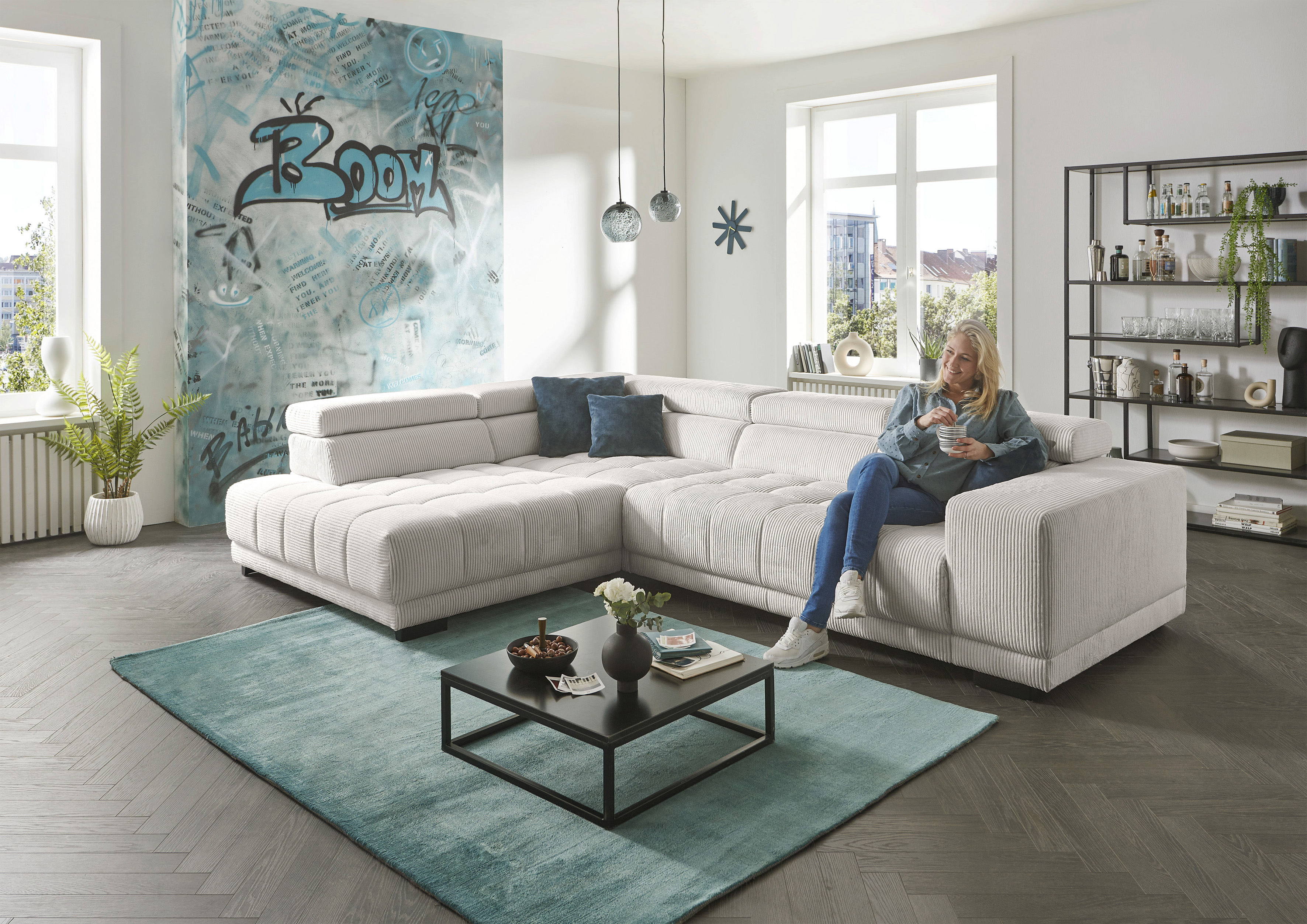 Die PlanBar Ecksofa "MP-IN15053 L-Form breiter Schenkel" wahlweise mit Kopfteilverstellung und manueller Vorziehbank