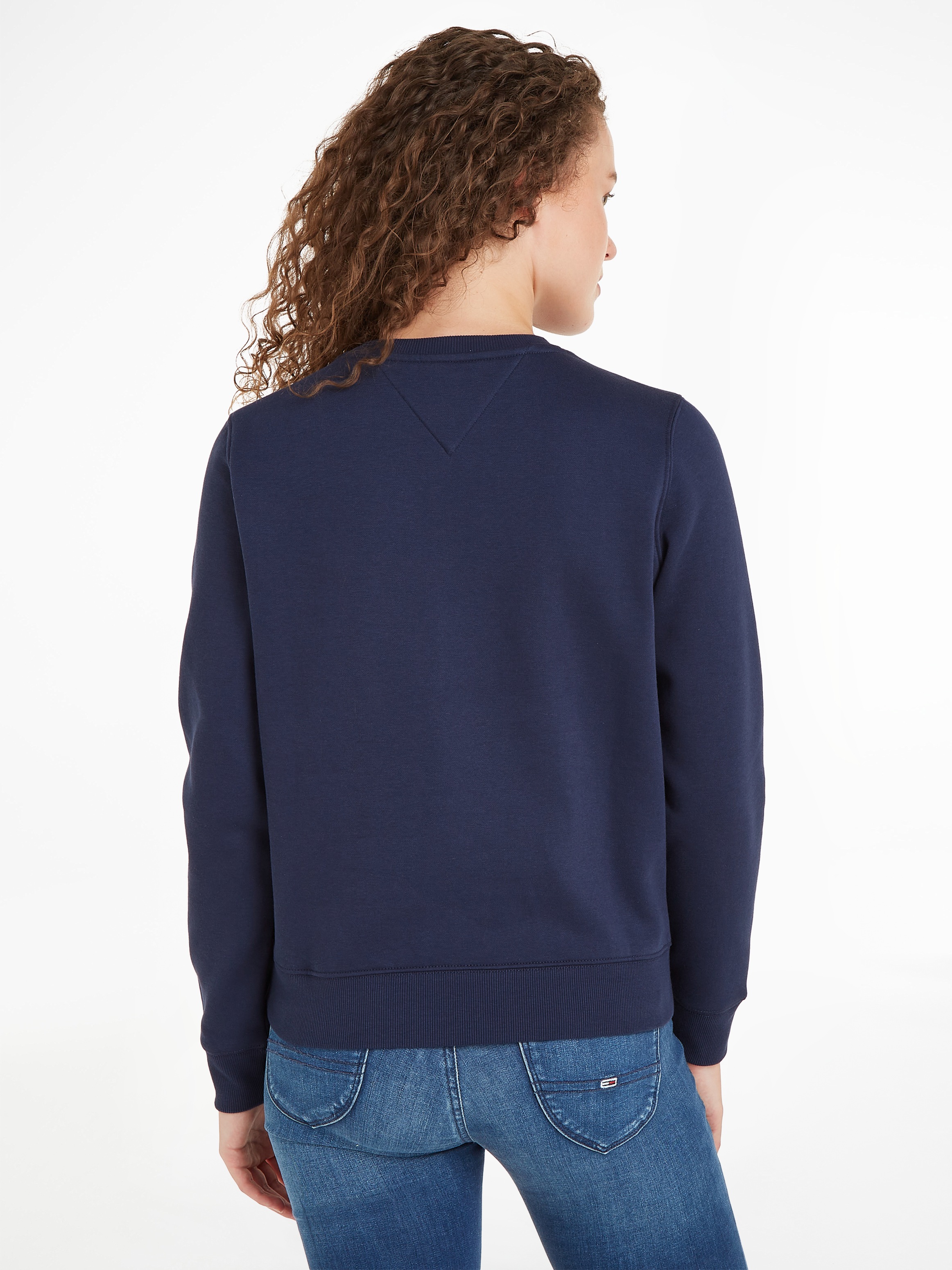 Jeans Sweatshirt REGULAR auf Tommy mitTommy der NECK«, Logo-Flag Jeans C Brust »TJW für FLEECE BAUR | bestellen