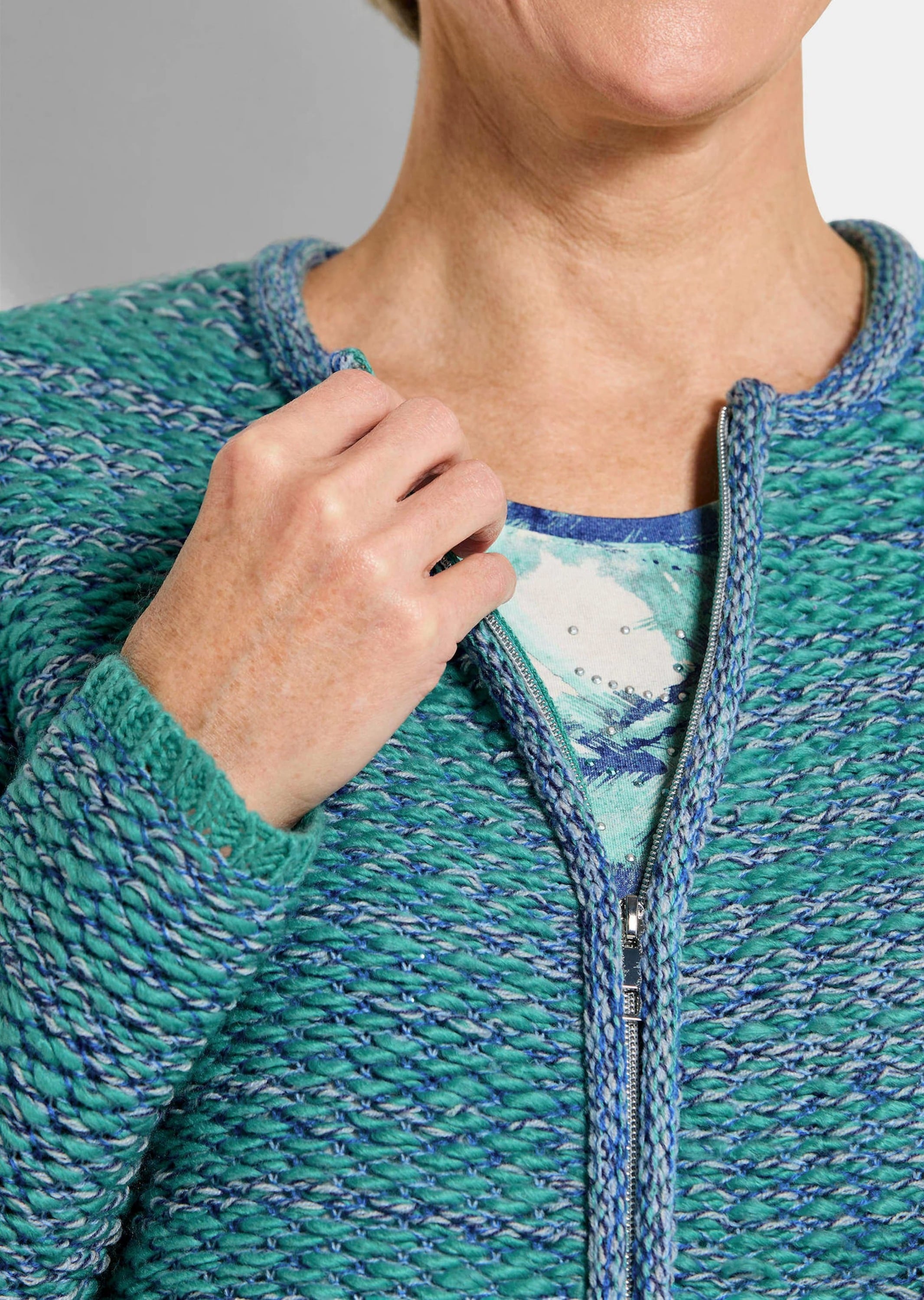 GOLDNER Strickjacke »Strukturjacke mit Rollband« dekoratives Rollbändchen am RV