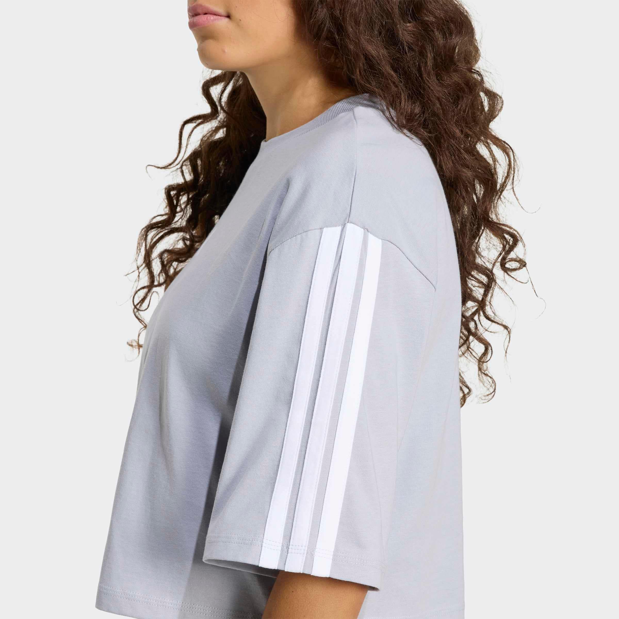 adidas Sportswear T-Shirt »ESSENTIALS 3-STREIFEN COTTON LOOSE« mit Rundhalsausschnitt, bauchfreie Schnittform, ohne Verschluss