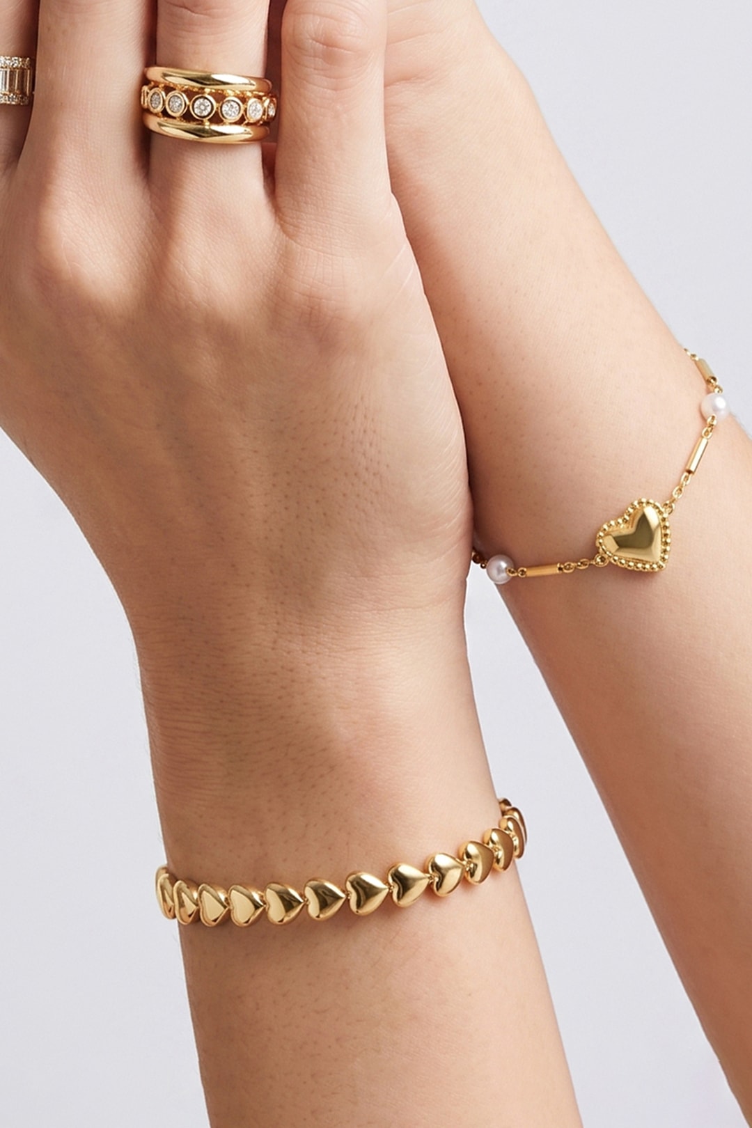 Adelia´s Armspange »Armspange mit Herzmotiv aus Edelstahl« Modischer Modeschmuck mit einer glänzenden Reihe kleiner Herzen