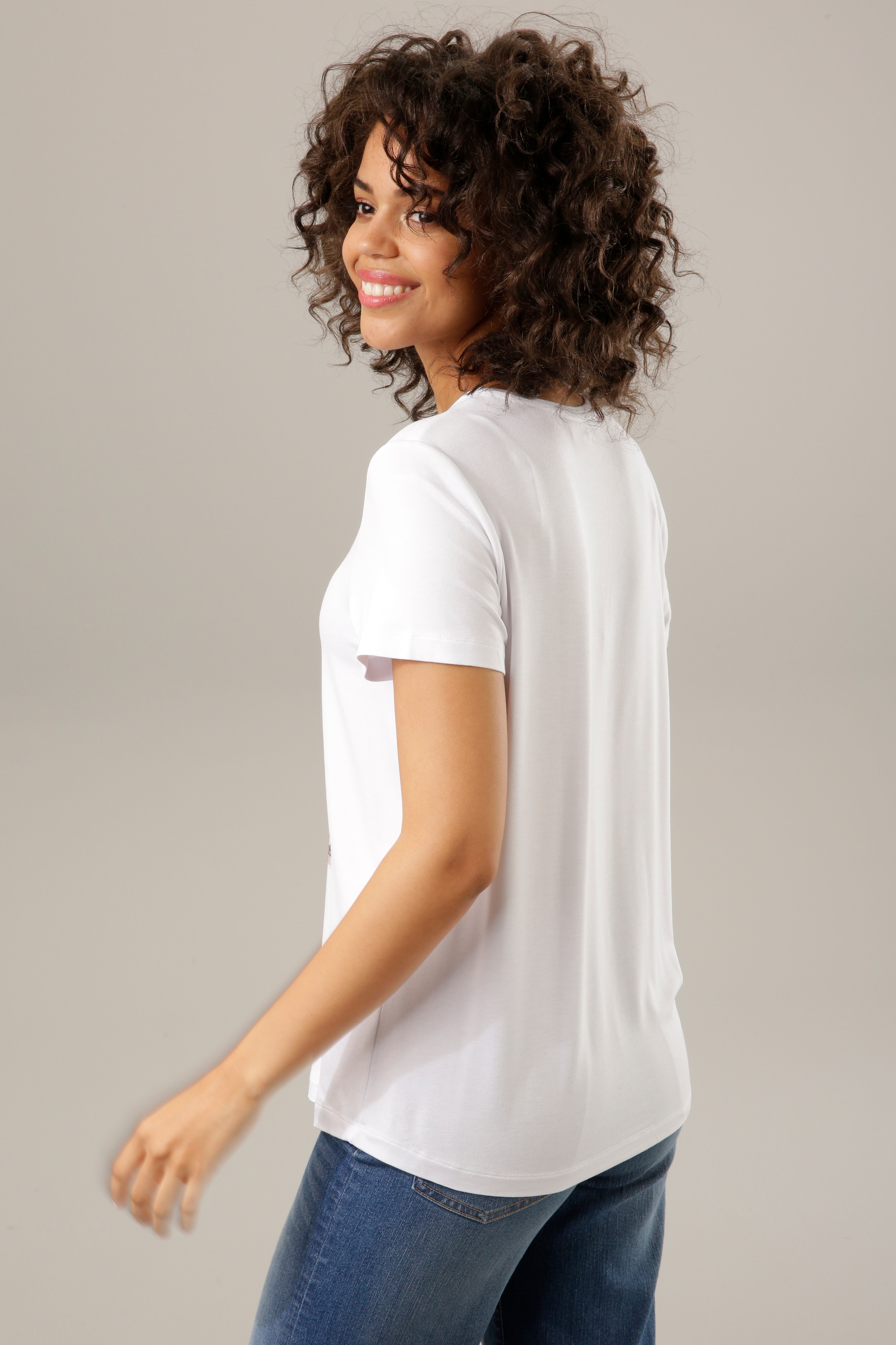Aniston CASUAL T-Shirt, für Glitzersteinchen BAUR NEUE verzierter - bestellen mit Frontdruck | KOLLEKTION