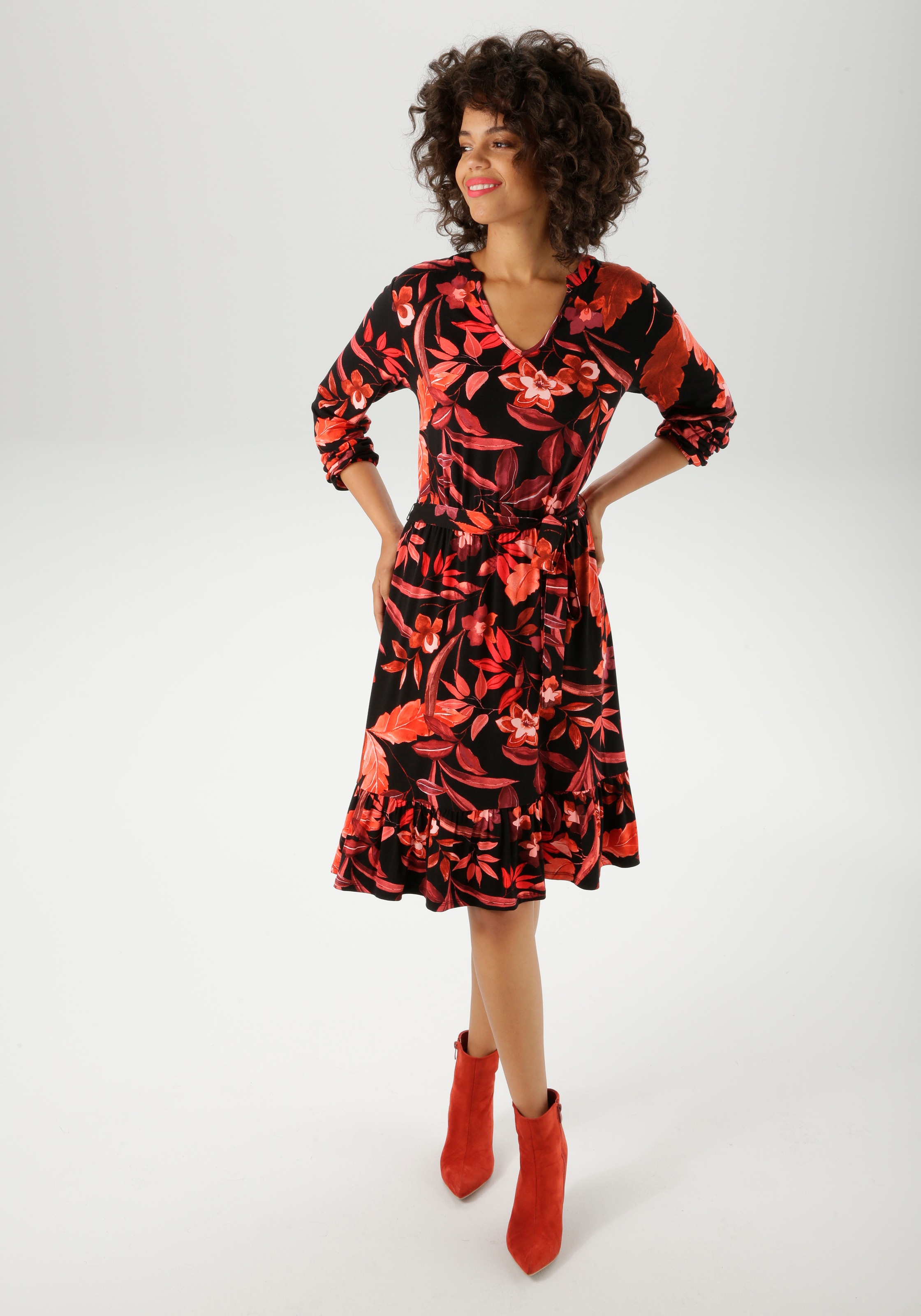 Aniston CASUAL Jerseykleid, (mit abnehmbarem Bindeband), mit großflächigen Blüten und Blättern bedruckt - NEUE KOLLEKTION
