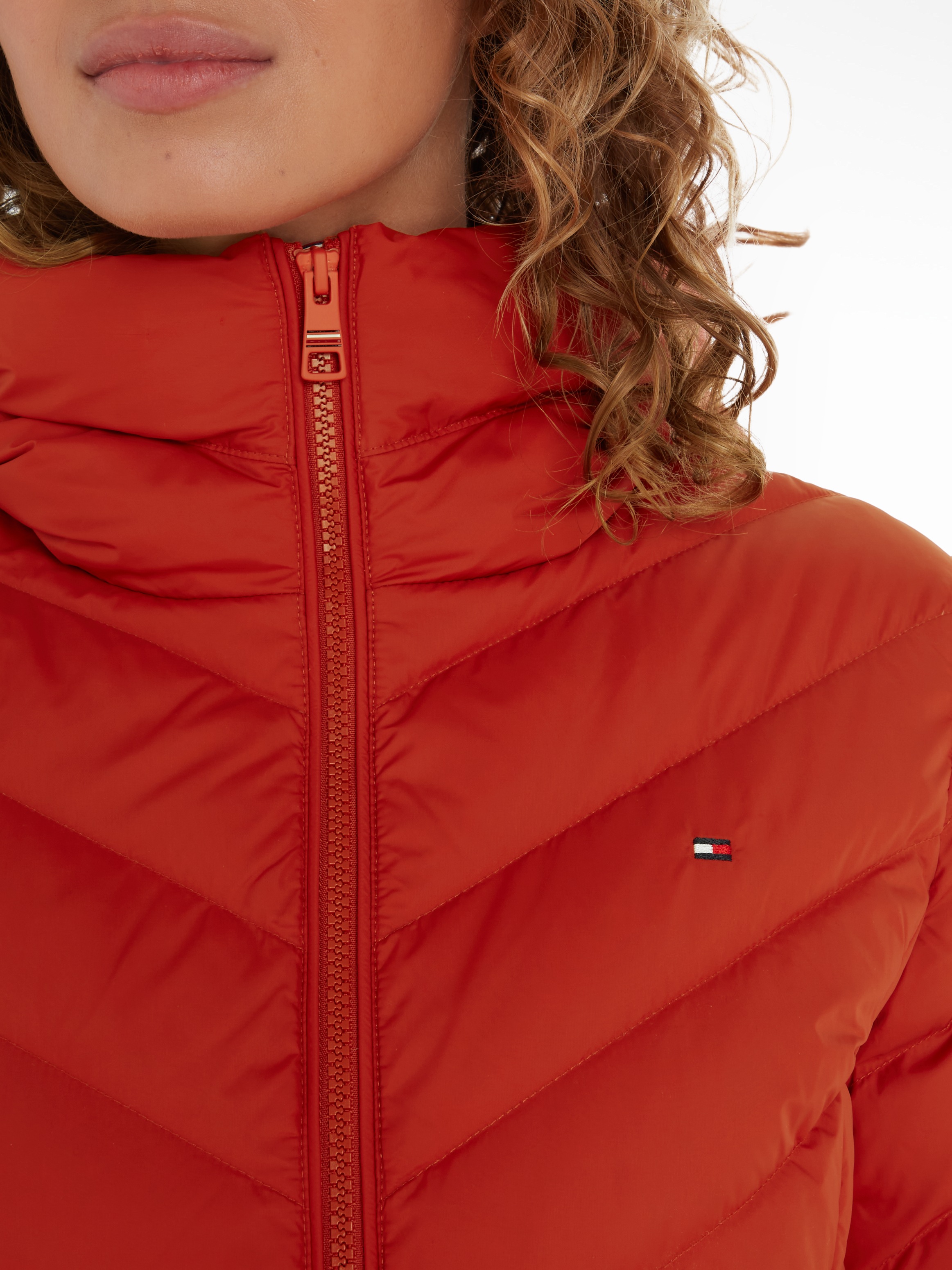Tommy Hilfiger Steppjacke »CHEVRON MW PADDED JACKET«, mit Kapuze, mit mittelstarker Wattierung und Tommy Hilfiger Markenlabel