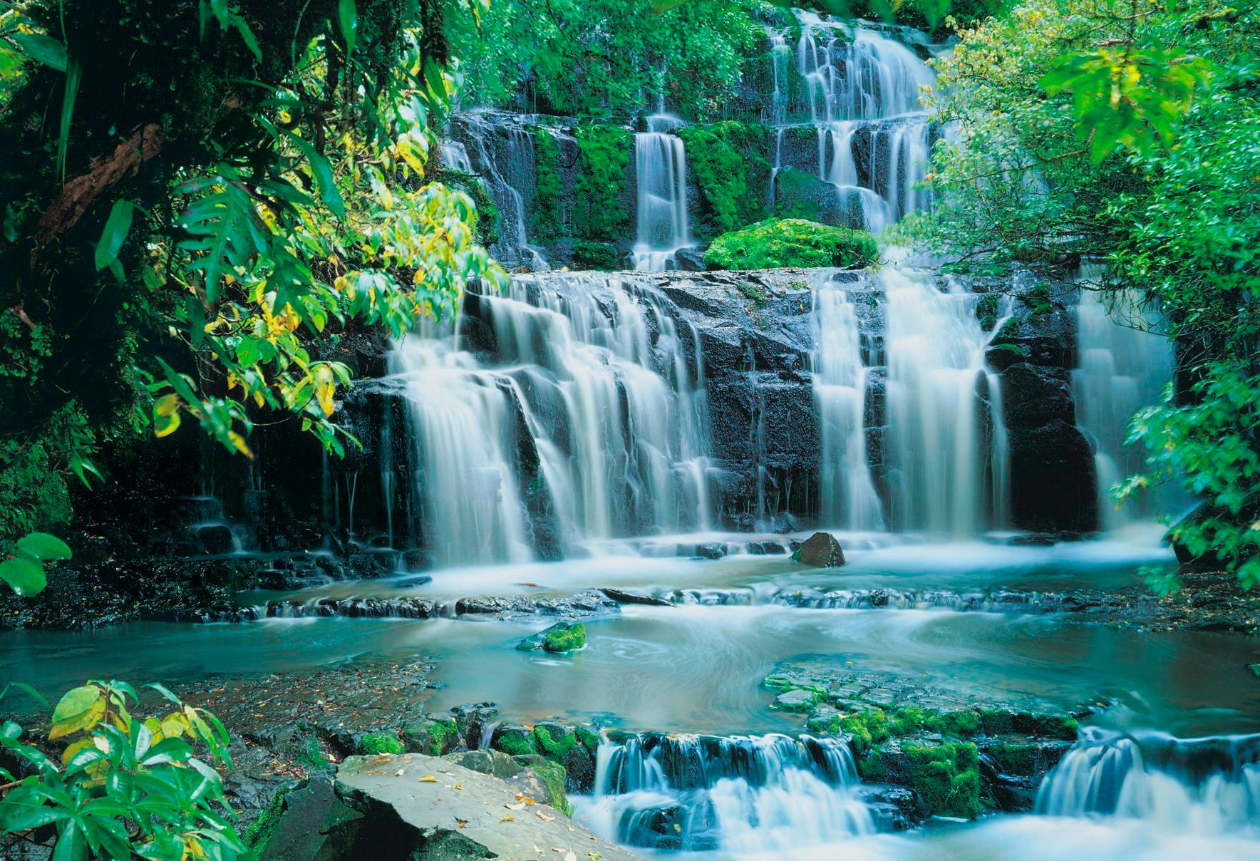 Komar Fototapete "Pura Kaunui Falls - Größe 368 x 254 cm" bedruckt glatt Wohnzimmer, Schlafzimmer