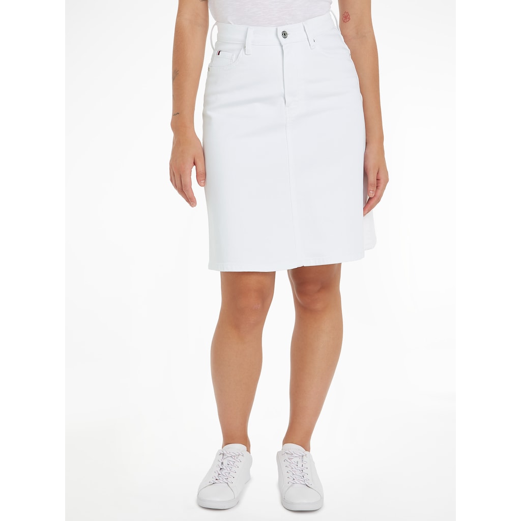 Tommy Hilfiger Jeansrock »DNM A-LINE SKIRT HW WHITE«, Webrock mit Logostickerei