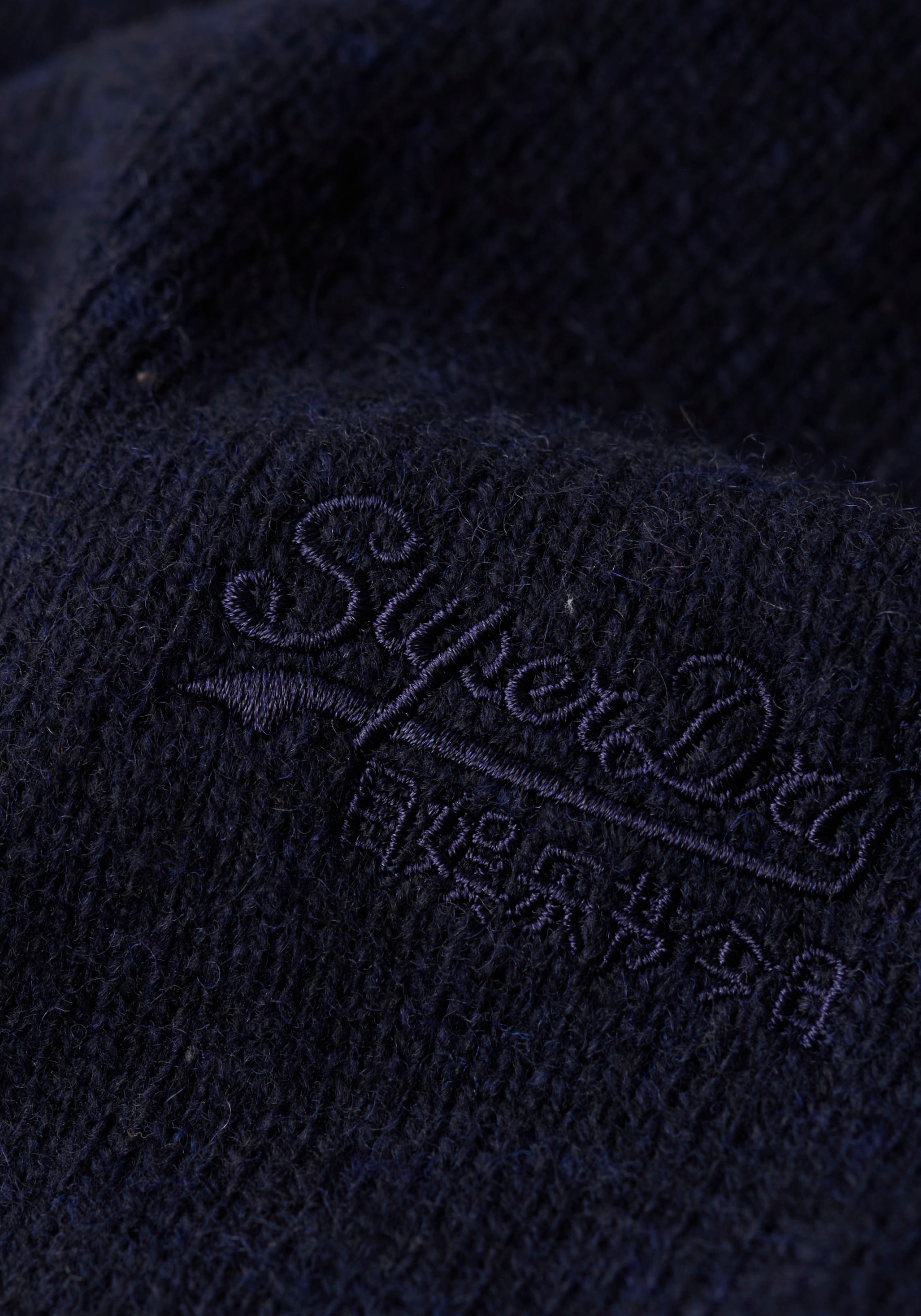 Superdry Rundhalspullover »ESSENTIAL SLIM FIT CREW JUMPER«