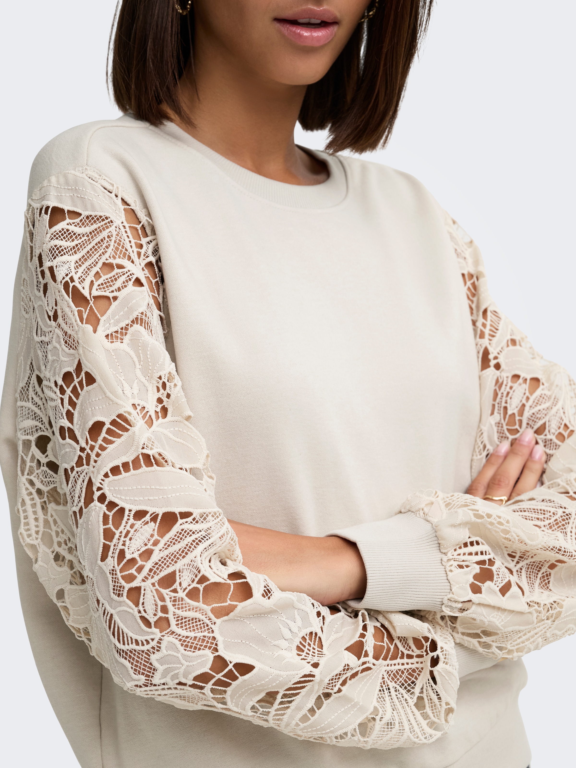 ONLY Sweatshirt »ONLSTILLA L/S LACE SLEEVES CS SWT«, Baumwollmischung, regular fit
