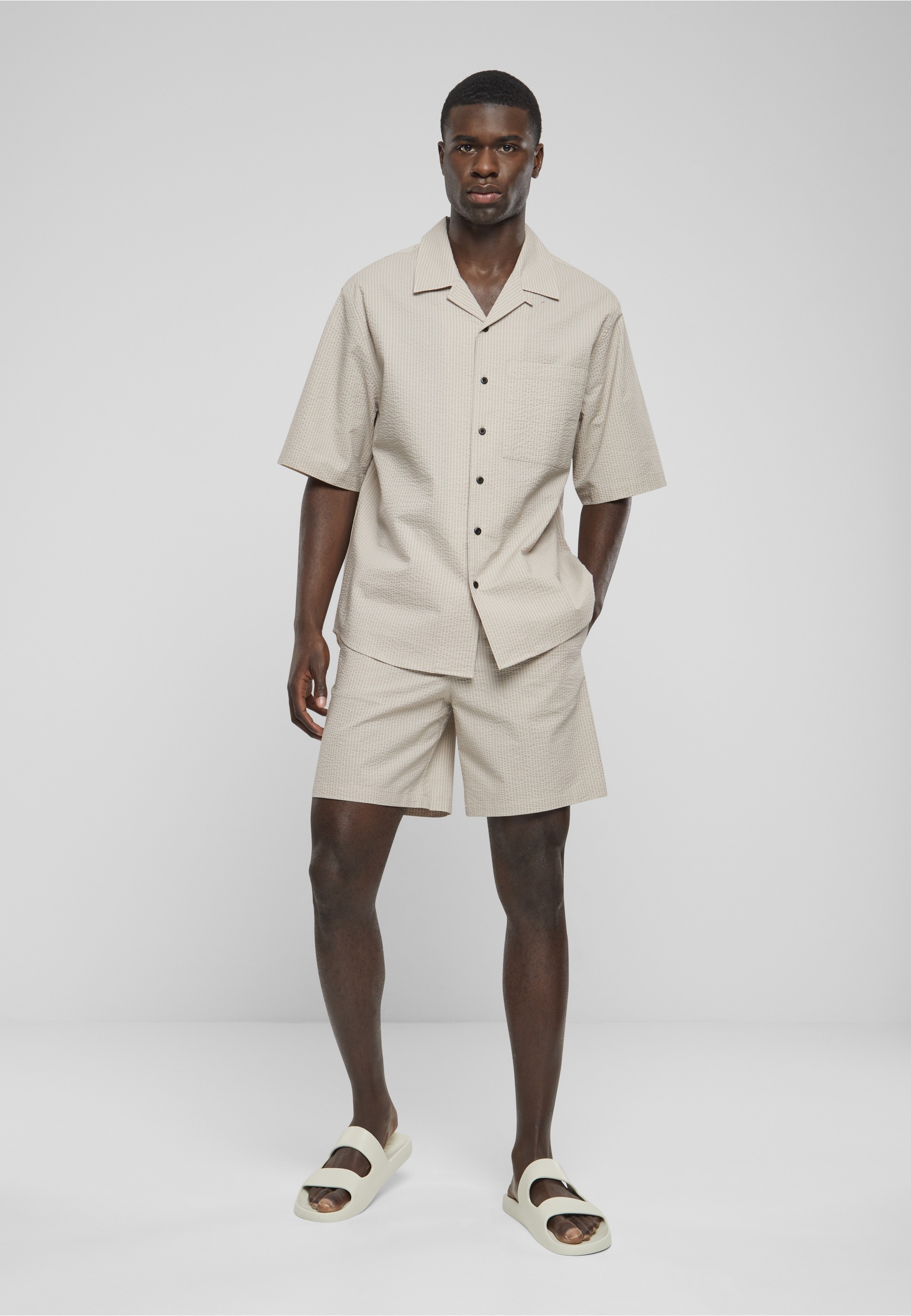 URBAN CLASSICS Kurzarmshirt »Urban Classics Herren Relaxed Seersucker Short Sleeve Shirt« 1 Stk.