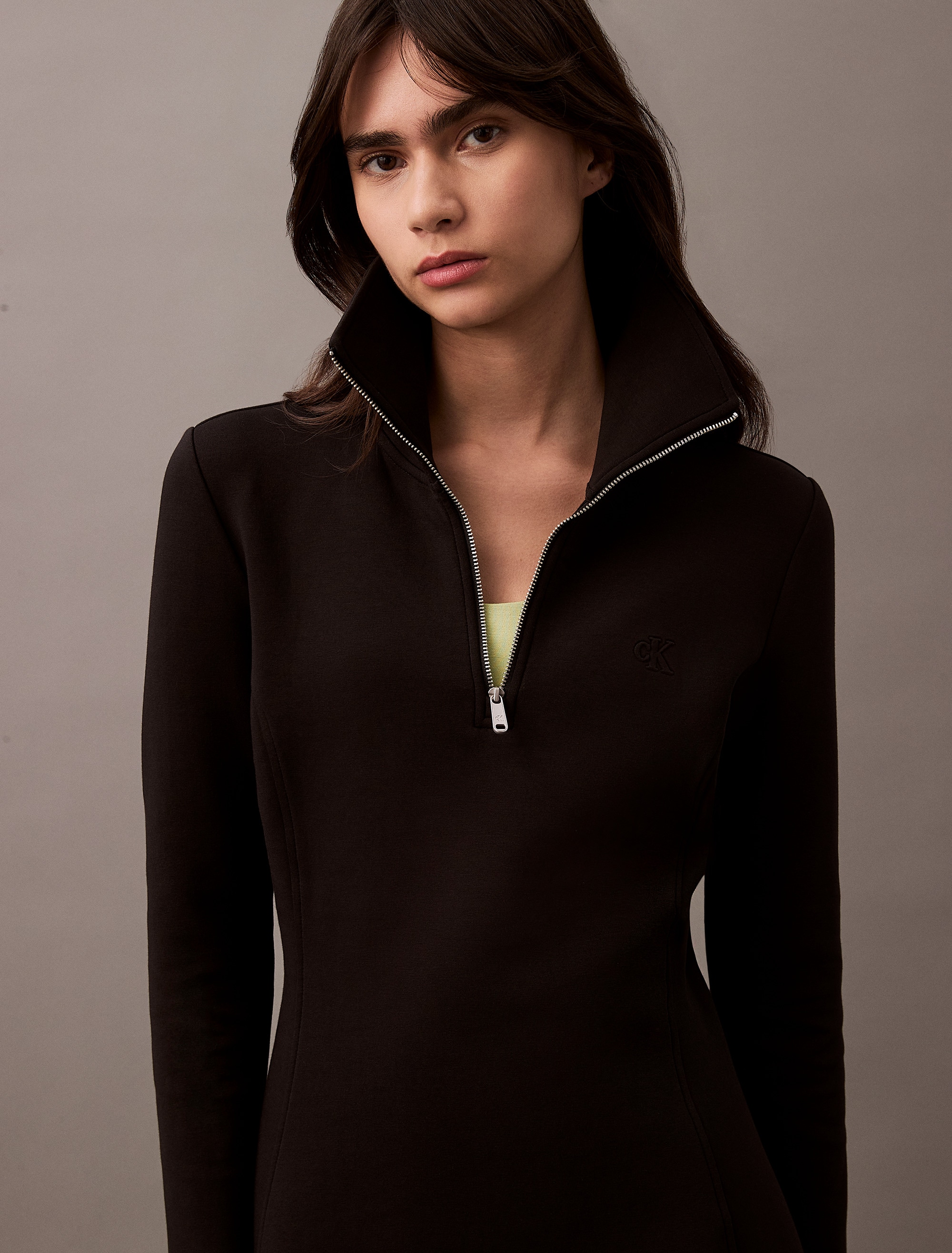 Calvin Klein Jeans Jerseykleid Kragen mit Reißverschluss, eng anliegendes, ausgestelltes Design