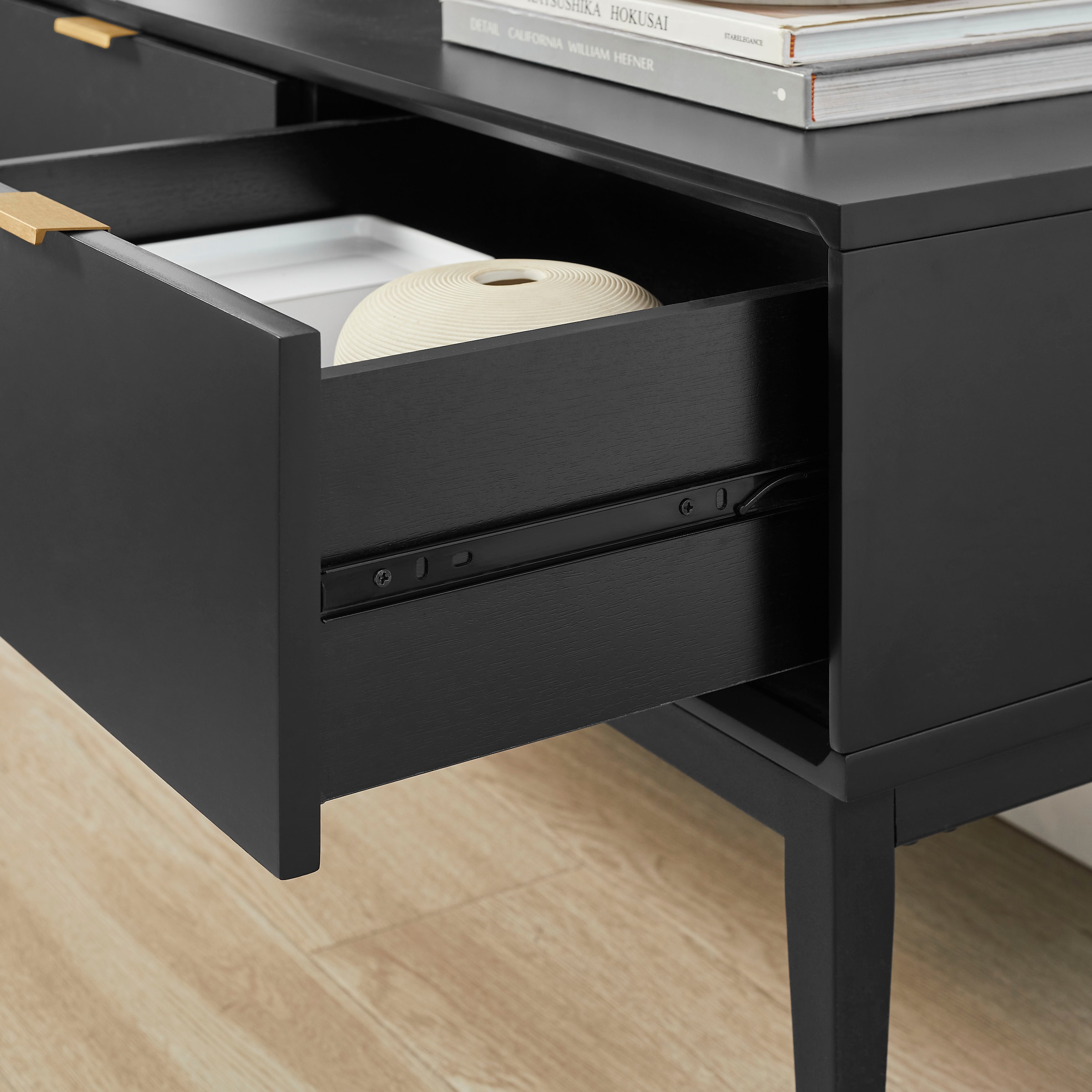 Leonique TV-Board »Lavisha« FSC-zertifiziertes Holz kombiniert Melamin, verchromten Metallgriffen