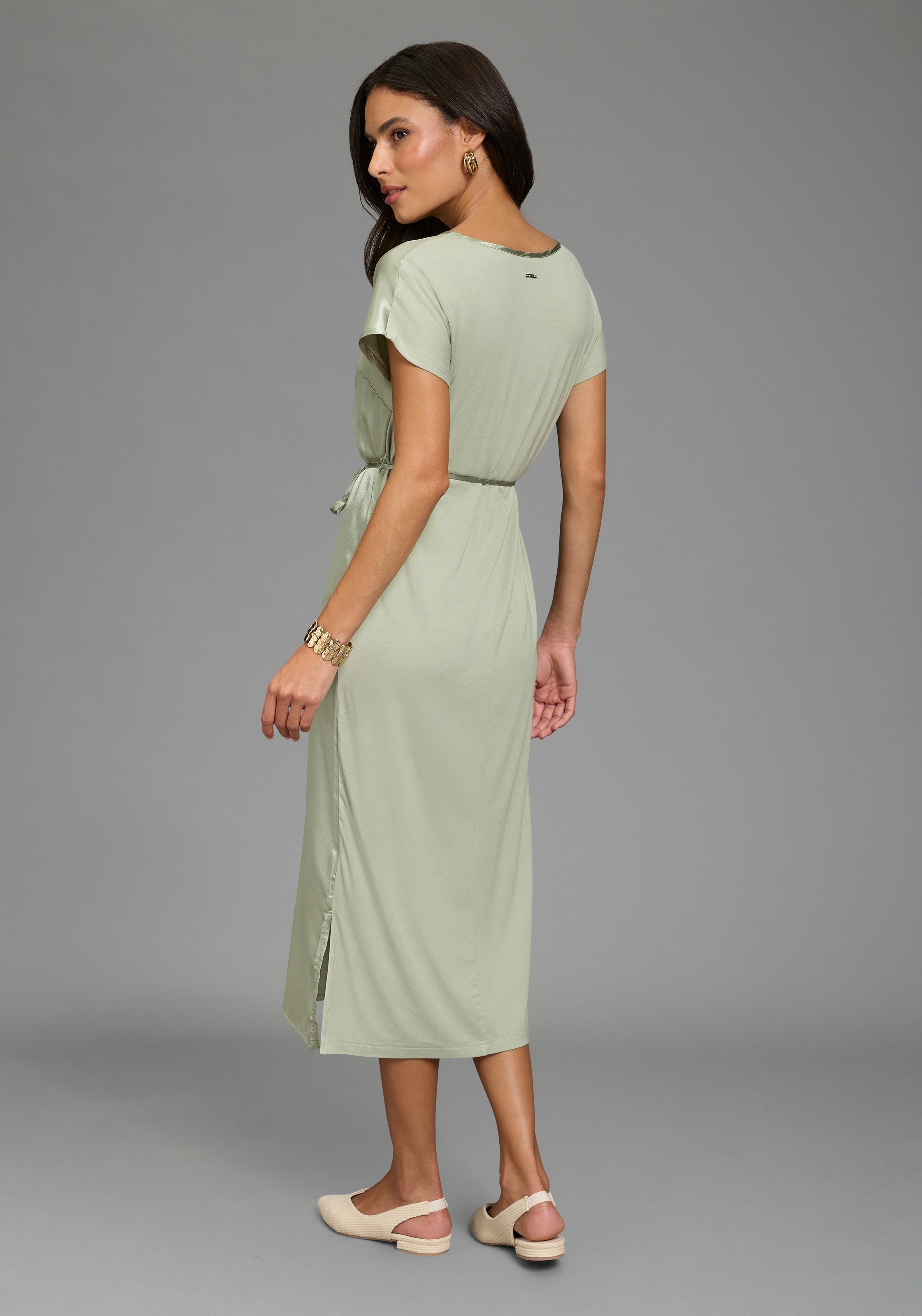 Laura Scott Satinkleid in moderner Midi-Länge, glänzende Optik günstig online kaufen