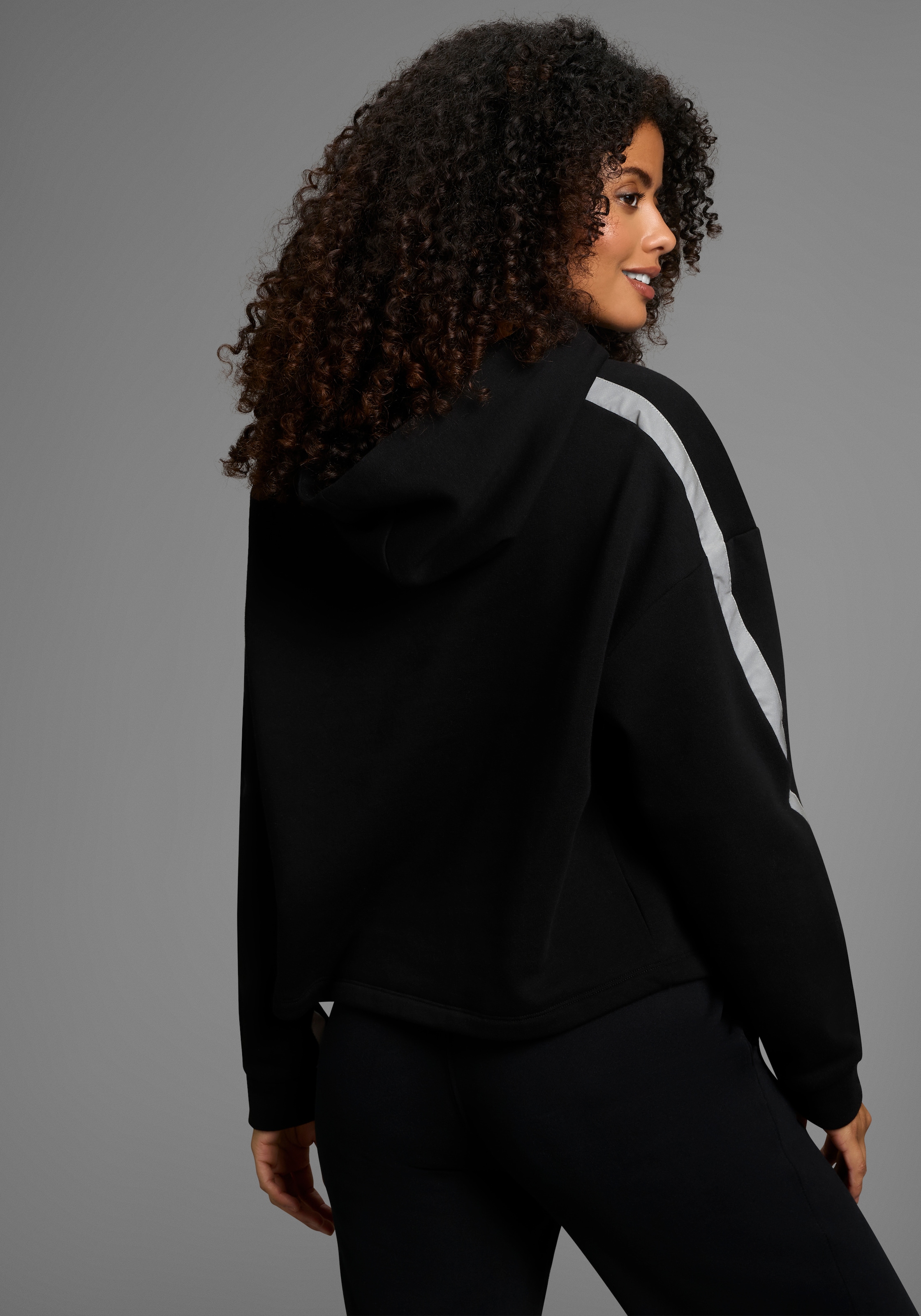 FAYN SPORTS Kapuzensweatshirt, Weiches oversized Sweatshirt mit Reflektorstreifen und Kapuze.