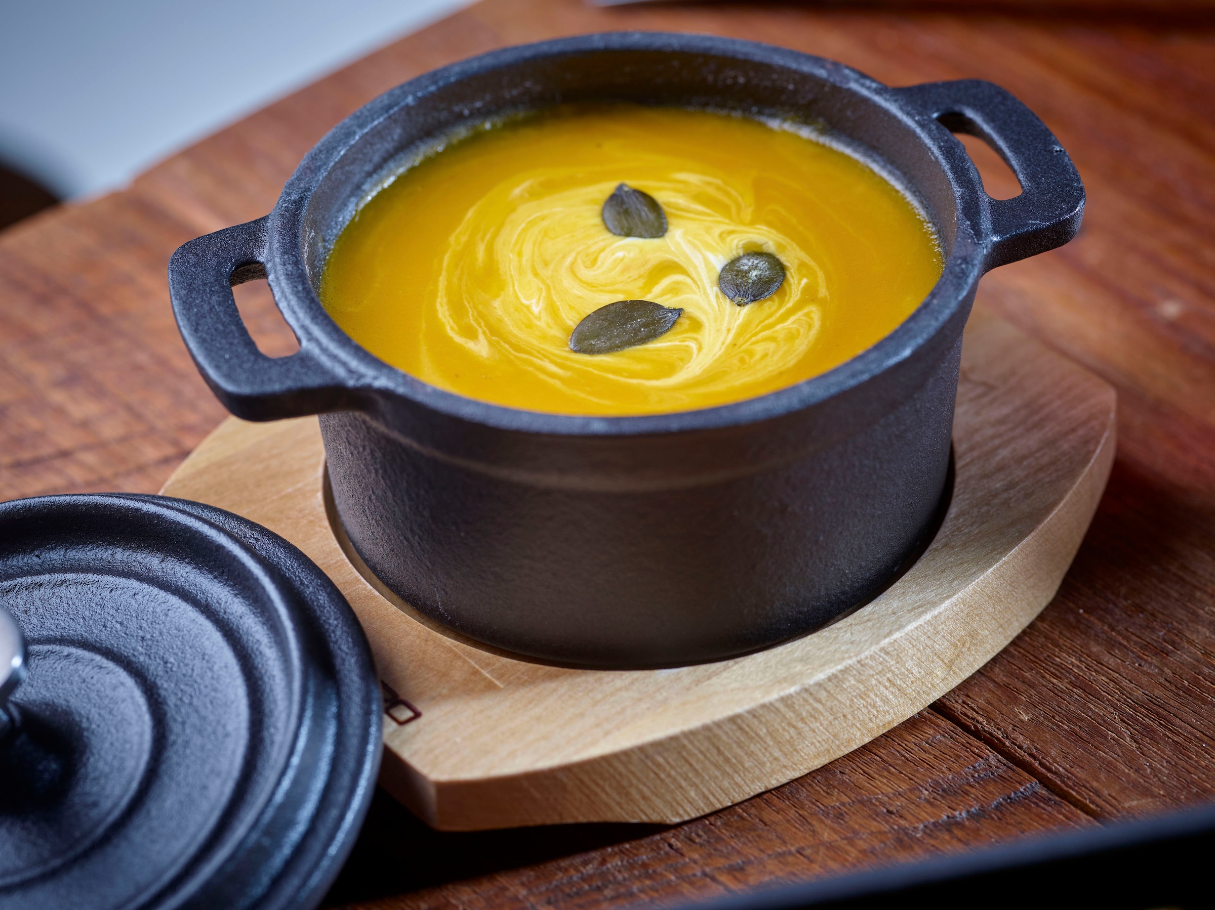 ECHTWERK Kochtopf »Mini Cocotte«, Gusseisen-Emaille, für Backöfen, Grill, BBQ, Induktion, mit Servierbrett, 200 ml, Ø 10 cm