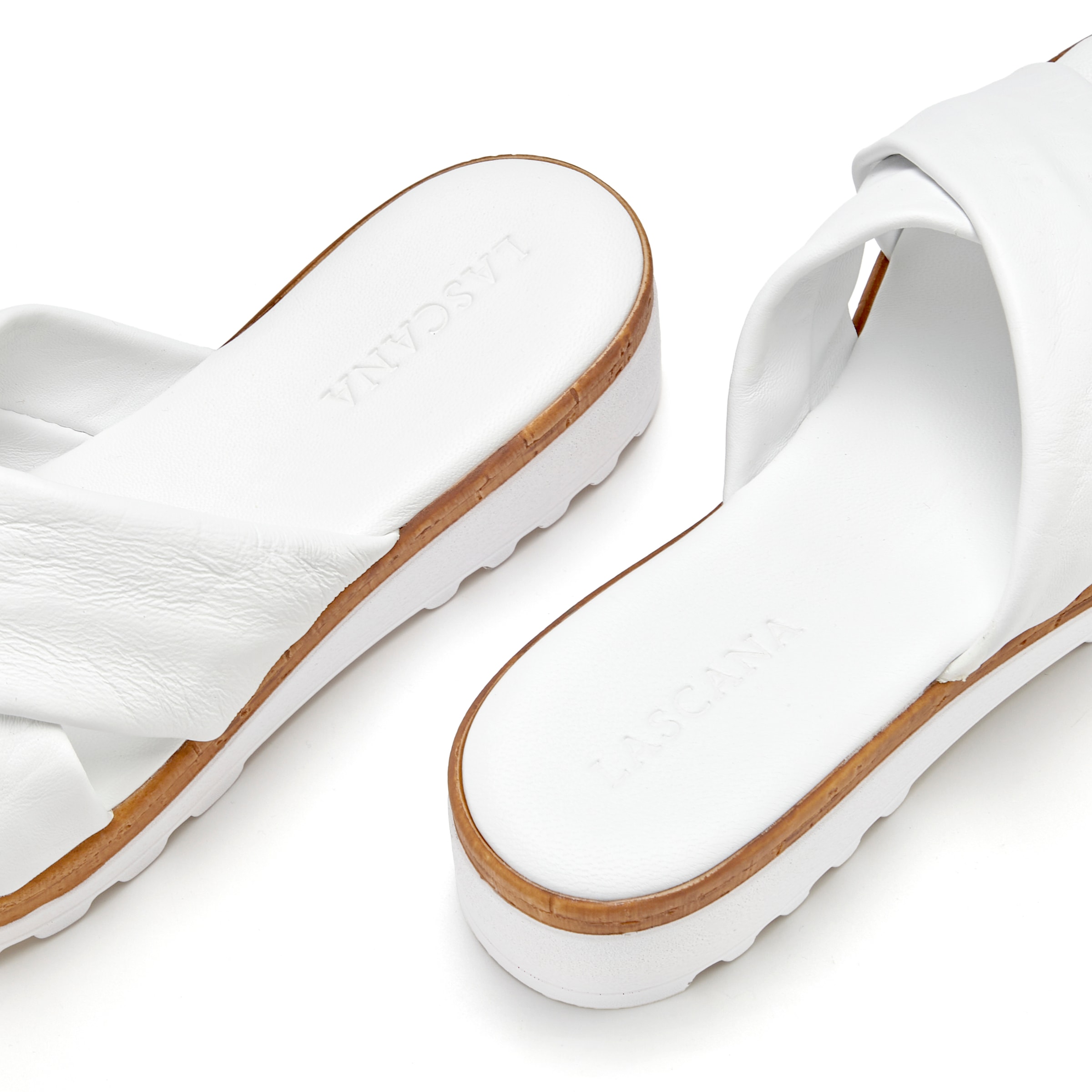 LASCANA Pantolette »Sandale, Sommerschuh, Mule, offener Schuh,«  aus Leder mit dezentem Keilabsatz