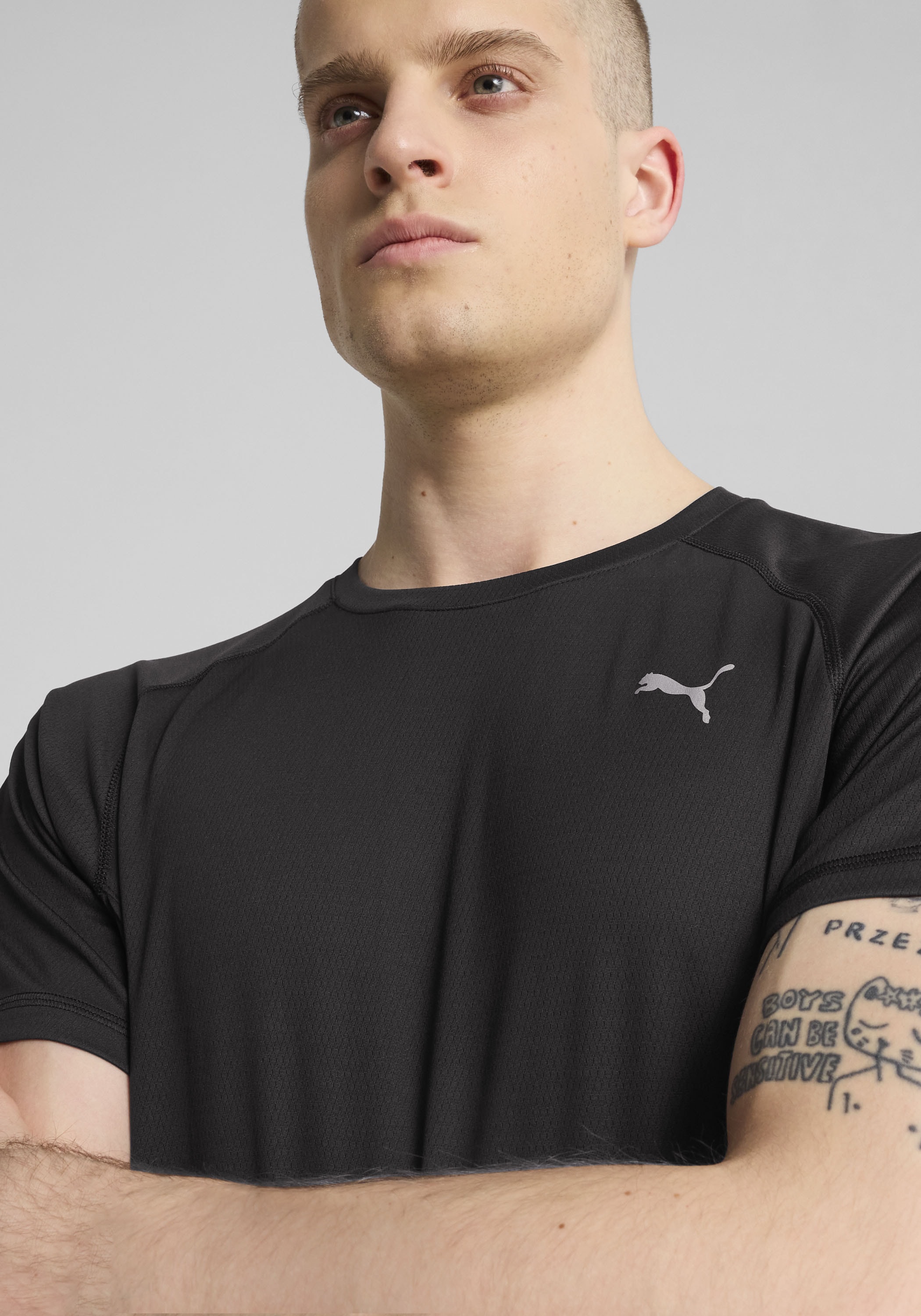 PUMA Laufshirt »M RUN VELOCITY TEE POLY« ergonomische Schnittführung, kurze Ärmel, Performance-T-Shirt